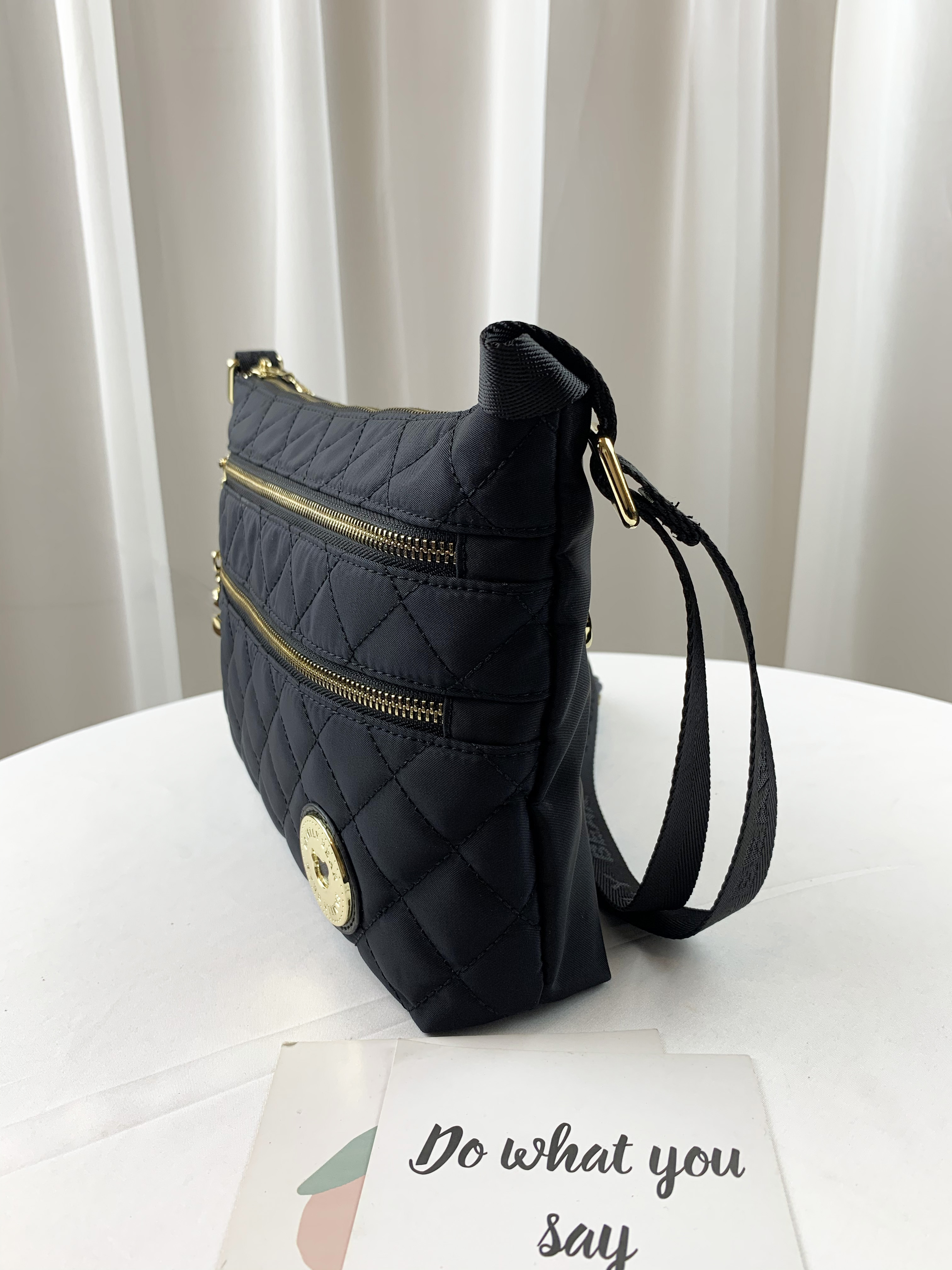 FamilyBear 經典黑 菱格紋防潑水側背包  #2723