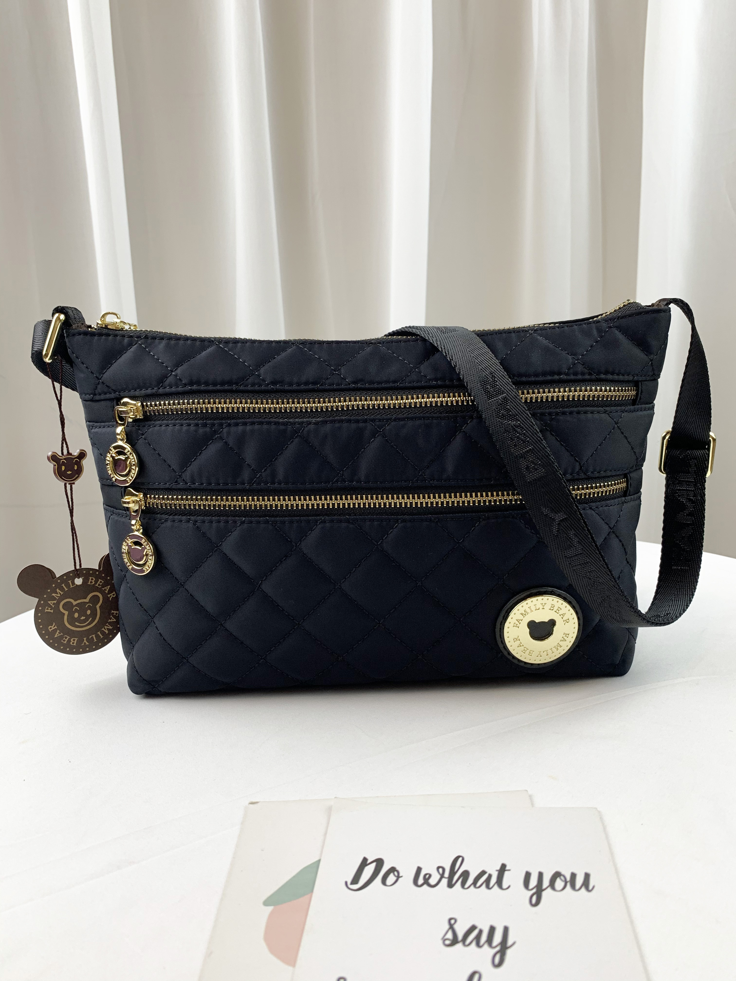 FamilyBear 經典黑 菱格紋防潑水側背包  #2723