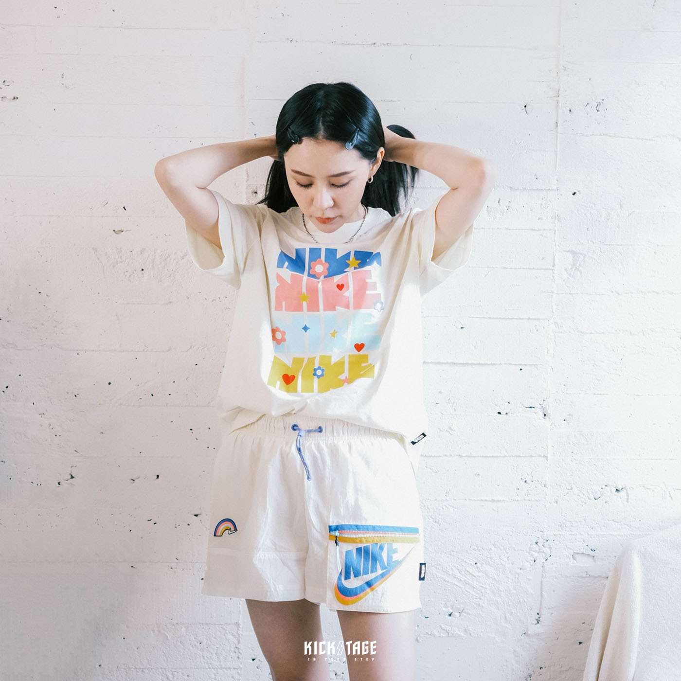 **特價商品售出不退換**女款 NIKE NSW TEE 淡黃色 粉橘色 繽紛 彩色 串標 彩虹 小花 塗鴉 小標 短T【DJ5377-111】Rainbow 25SALE