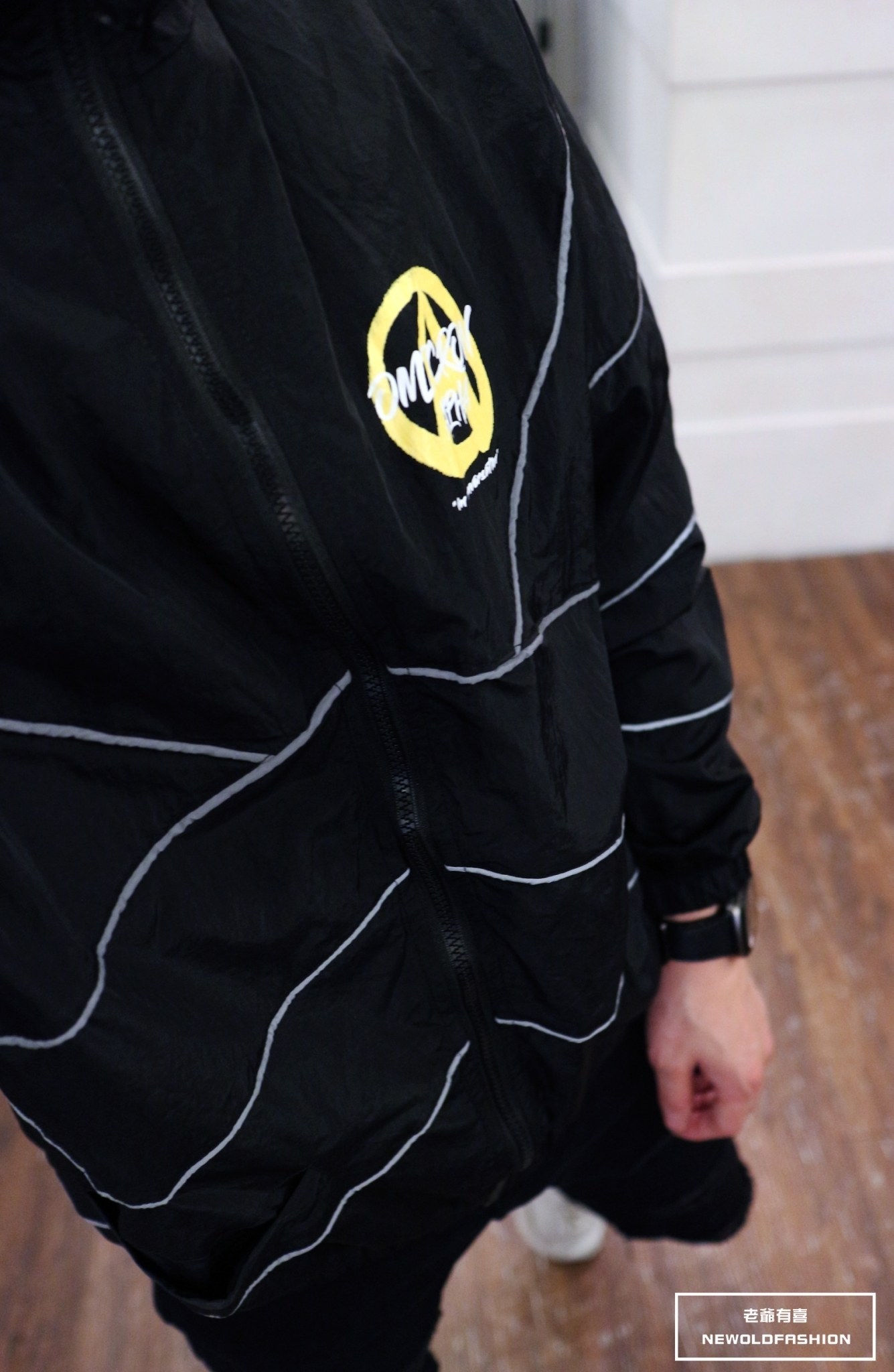 胸口跳色膠印、反光條造型