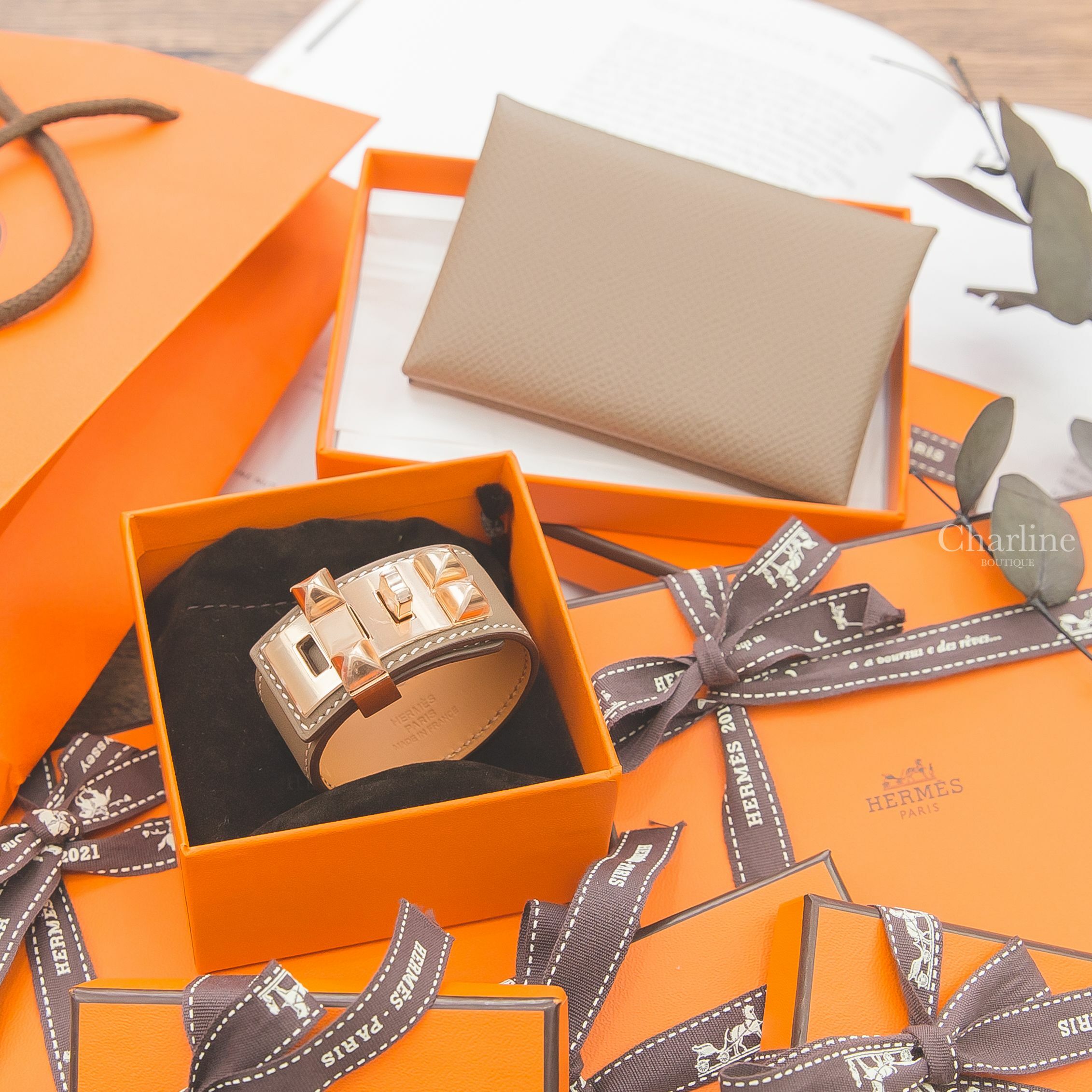 Hermès Collier De Chien 24 Bracelet 大象灰玫瑰金釦卯釘手環,Hermès Calvi Card Holder Y刻大象灰信封釦式卡片夾-Charline Boutique 精品代購