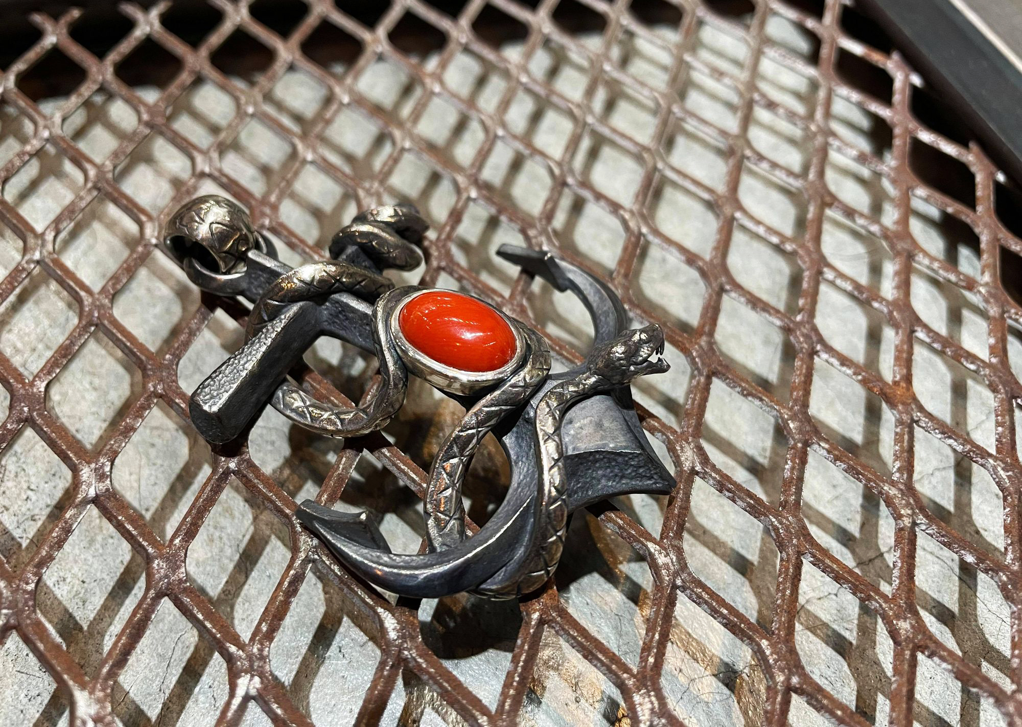 *Black Venom Jewelry- Poison The Anchor Pendant 純銀船錨吊墜鑲Sardin Coral 沙丁珊瑚。