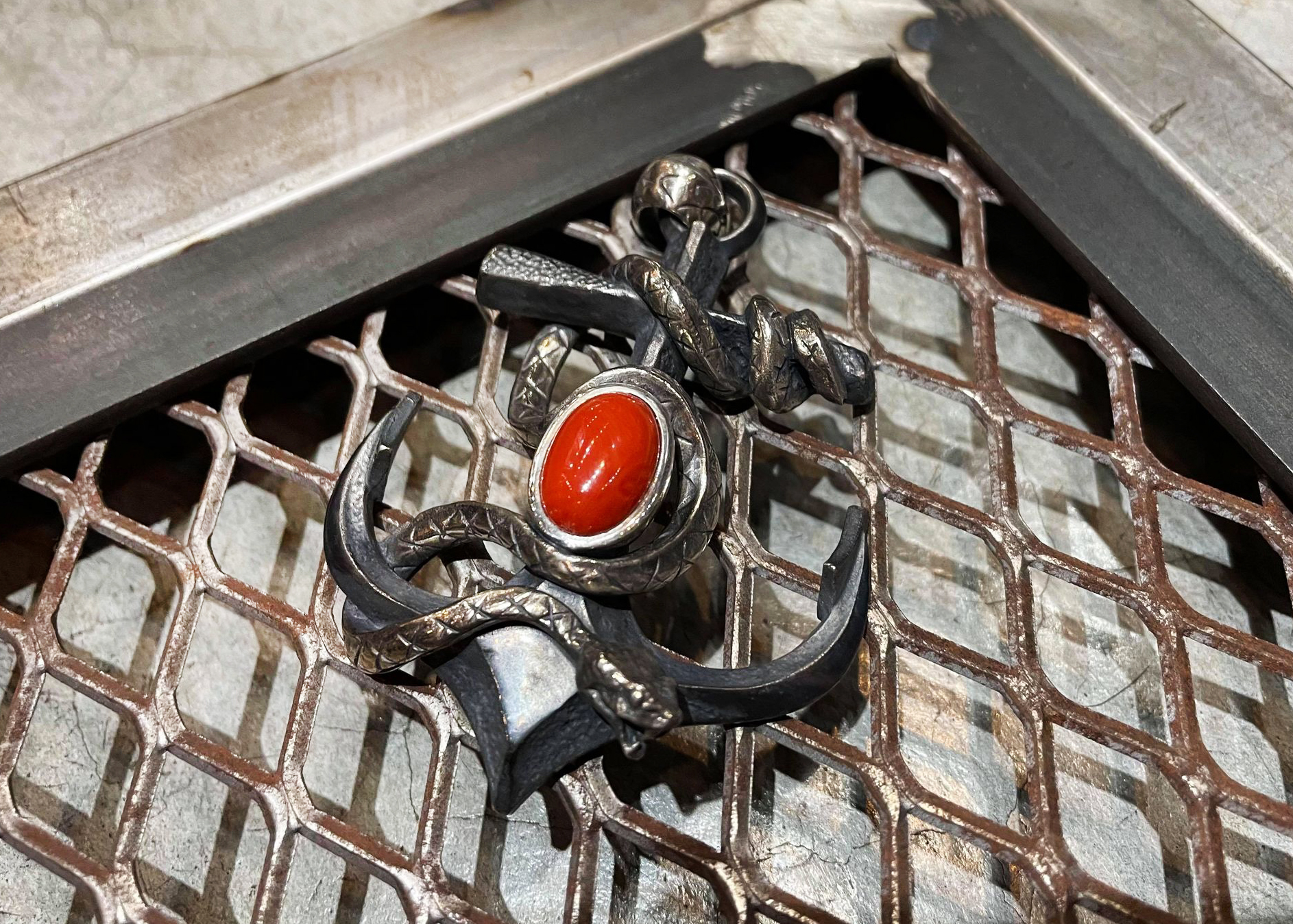 *Black Venom Jewelry- Poison The Anchor Pendant 純銀船錨吊墜鑲Sardin Coral 沙丁珊瑚。