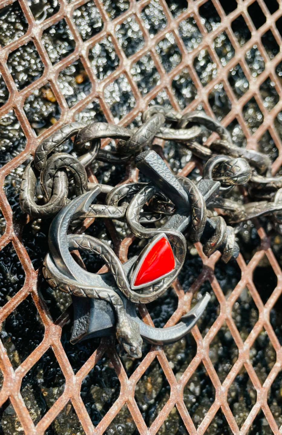 *Black Venom Jewelry- Poison The Anchor Pendant 純銀船錨吊墜鑲Aka Coral 深紅珊瑚。