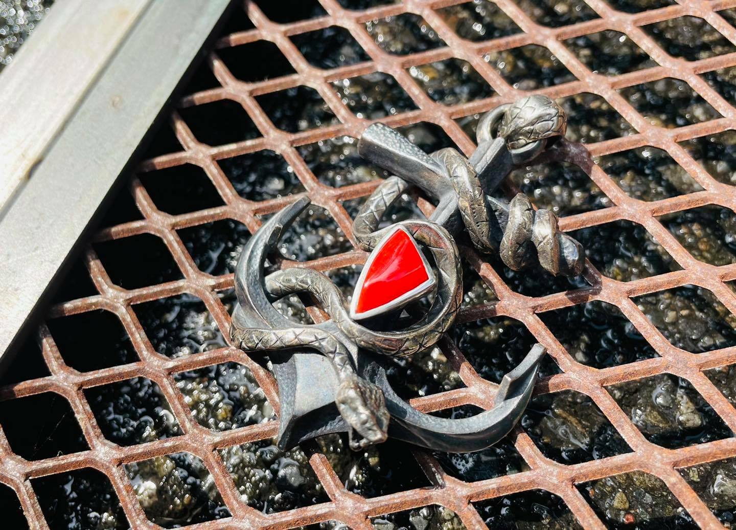 *Black Venom Jewelry- Poison The Anchor Pendant 純銀船錨吊墜鑲Aka Coral 深紅珊瑚。