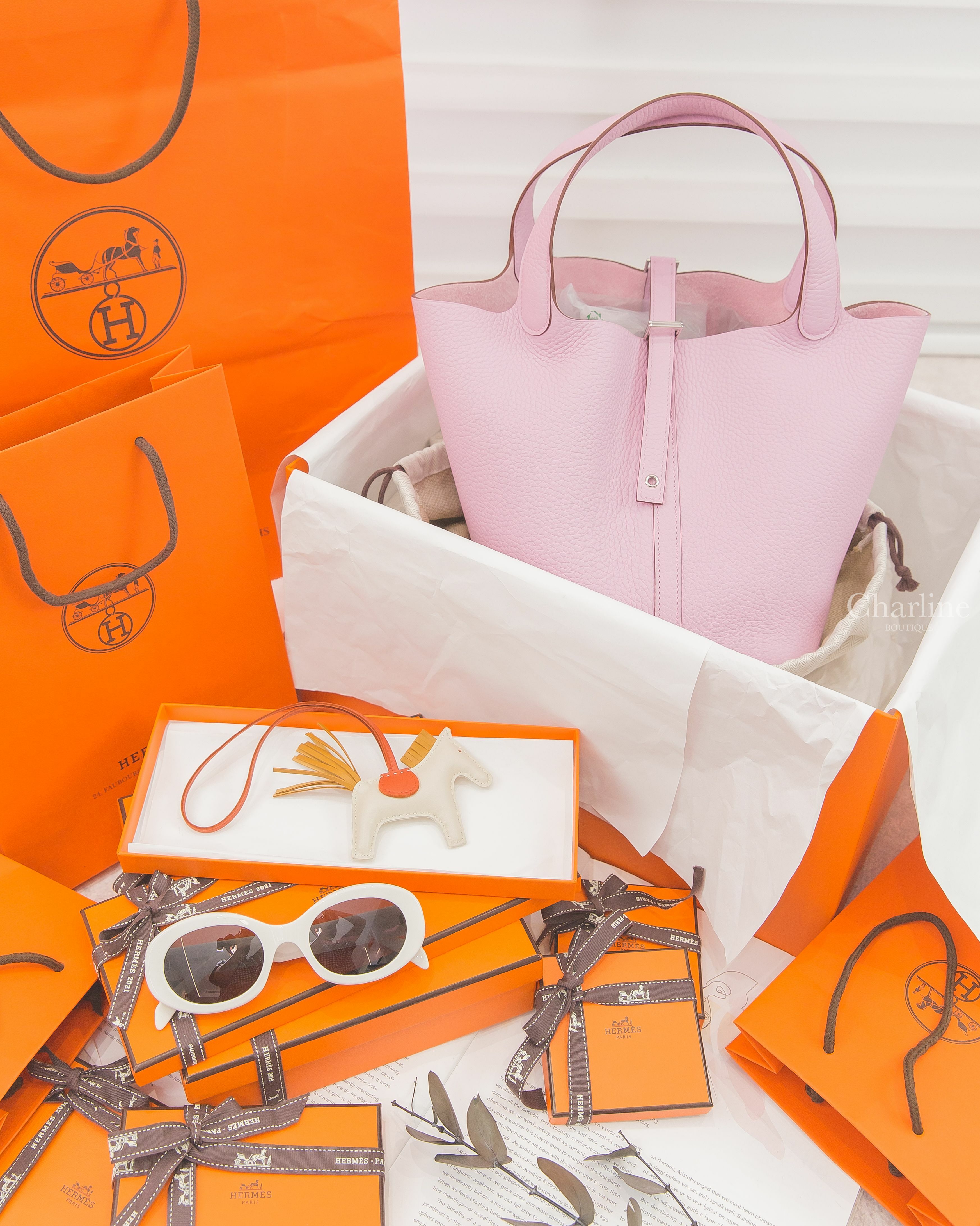 Celine Sunglasses 白色橢圓框側邊金色凱旋門太陽眼鏡,Hermès Picotin 22cm X9 錦葵粉銀釦中型提把水桶包,Hermès Horse Charm 奶昔白小型小馬吊飾-Charline Boutique 精品代購