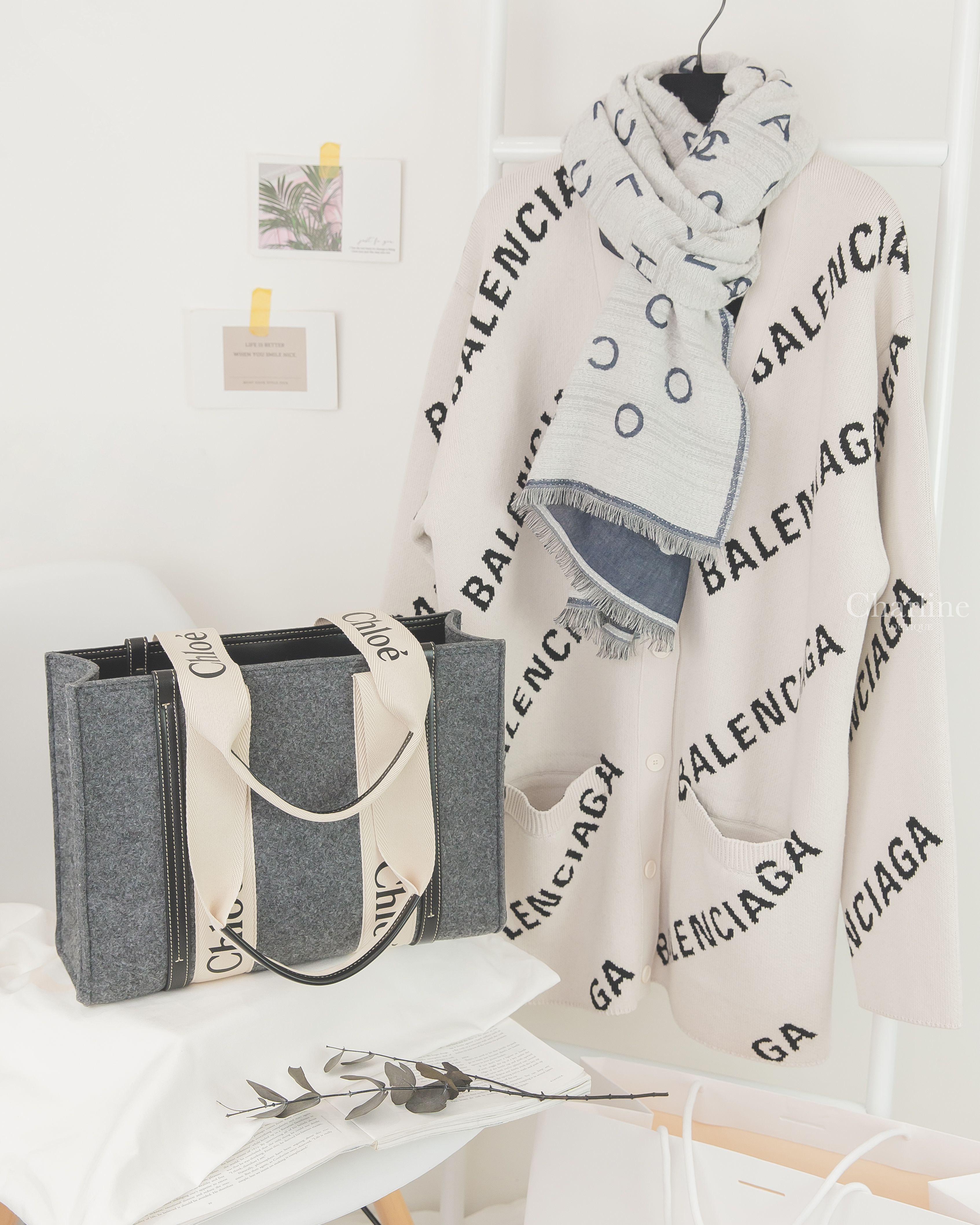 Balenciaga Cardigan 白色滿版黑色Logo棉質混羊毛開襟長版長袖外套,Chanel Scarf 白底深藍CC雙面喀什米爾真絲圍巾,Chloe Tote 灰色毛氈拼黑色皮革黑Logo托特包-Charline Boutique 精品代購