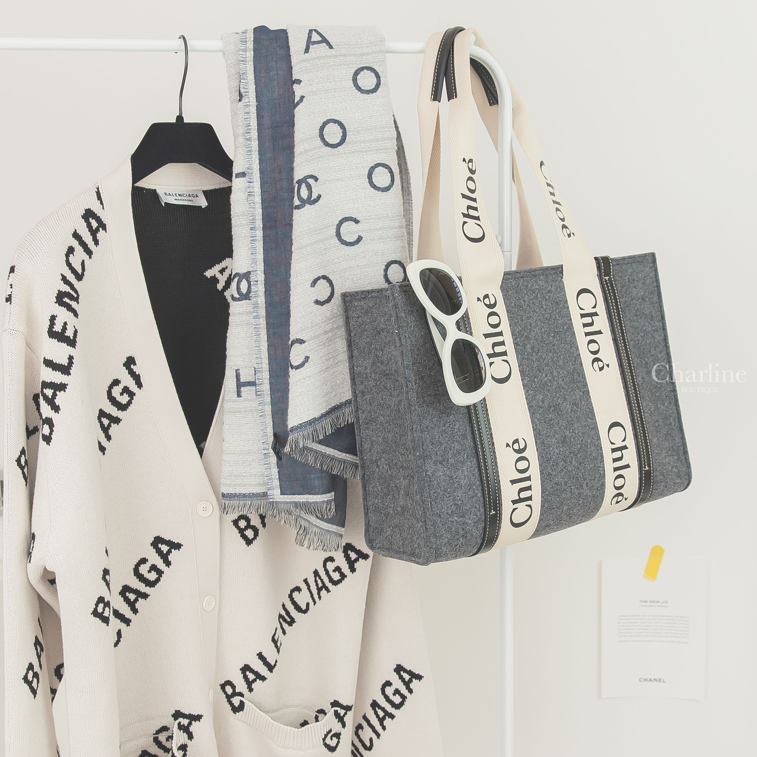 Balenciaga 白色滿版黑Logo棉質混羊毛開襟長版長袖外套,Chanel 白底深藍CC雙面喀什米爾真絲圍巾,Chloe 灰色毛氈黑色皮革中型提把托特包,Chanel 白色方框側邊黑字太陽眼鏡-Charline Boutique 精品代購