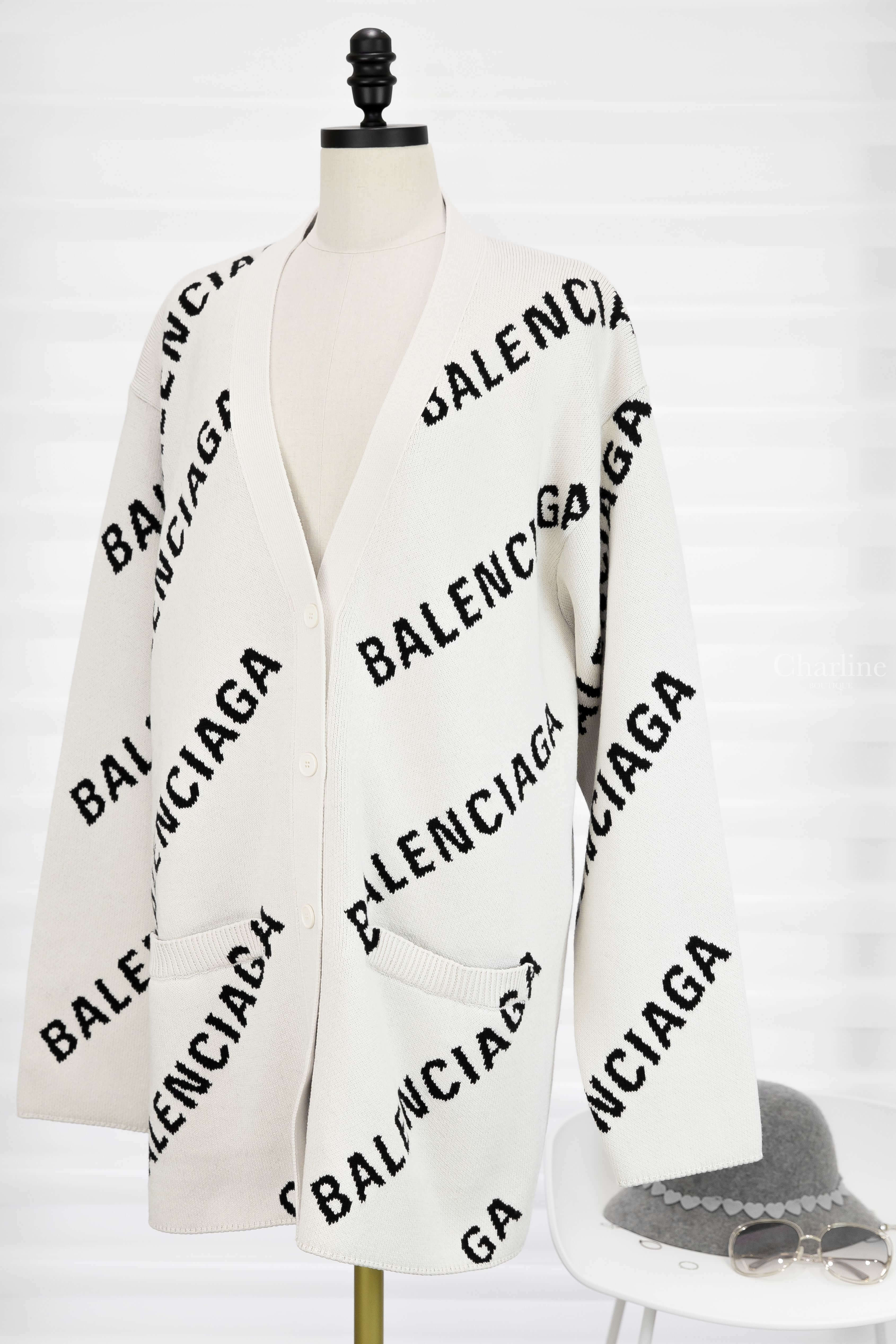 Balenciaga Men's Allover Logo Cardigan 白色滿版黑色 Logo 棉質混羊毛開襟長版長袖外套-Charline Boutique 精品代購