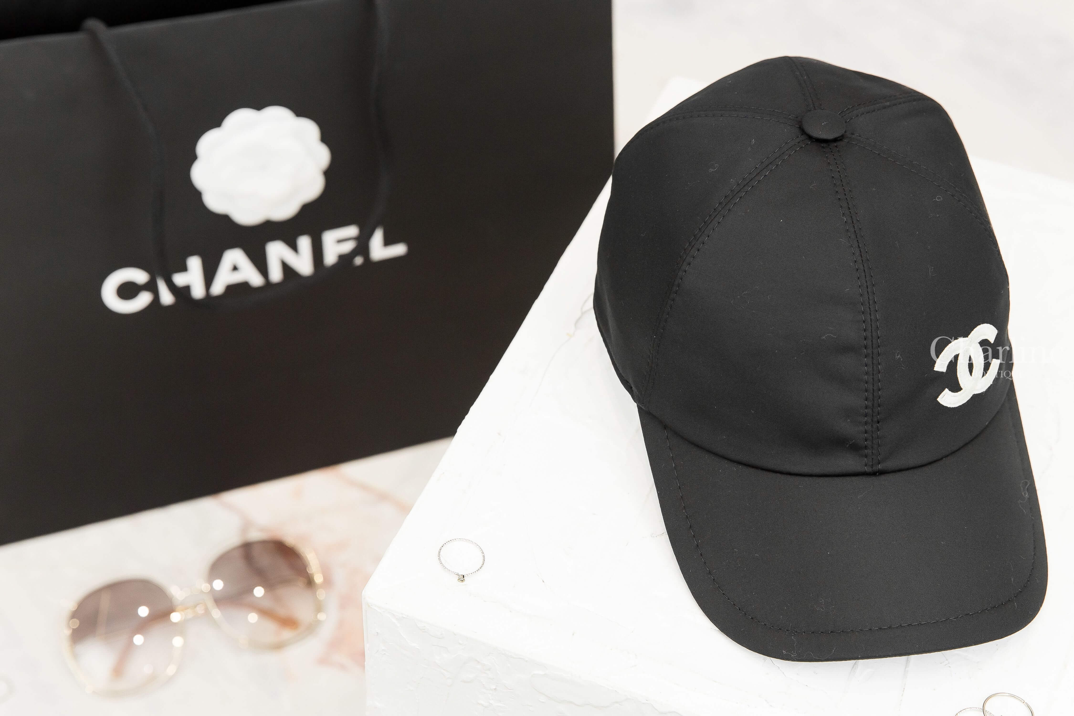 Chanel Baseball Cap 黑色刺繡白CC棉質棒球帽-Charline Boutique 精品代購