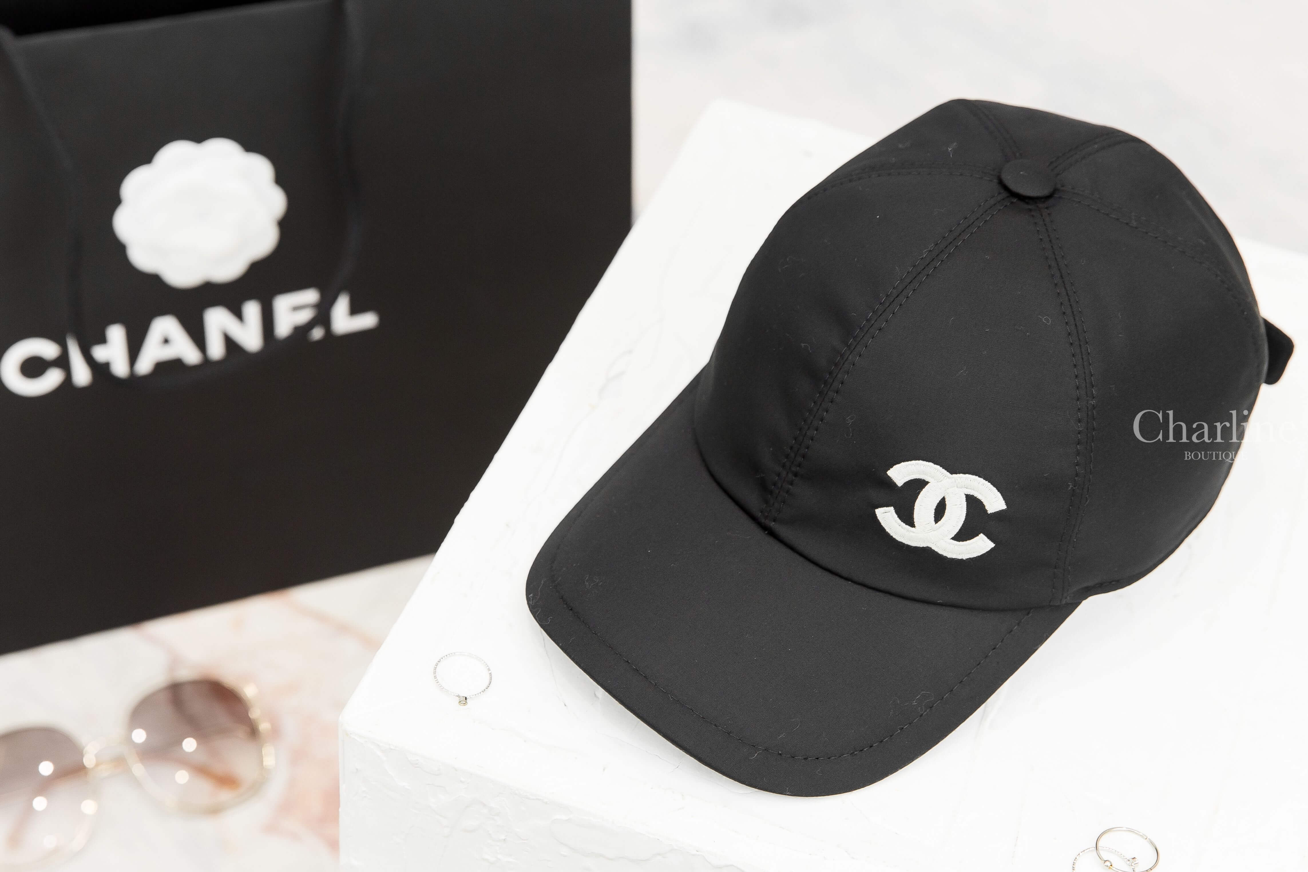 Chanel Baseball Cap 黑色刺繡白CC棉質棒球帽-Charline Boutique 精品代購