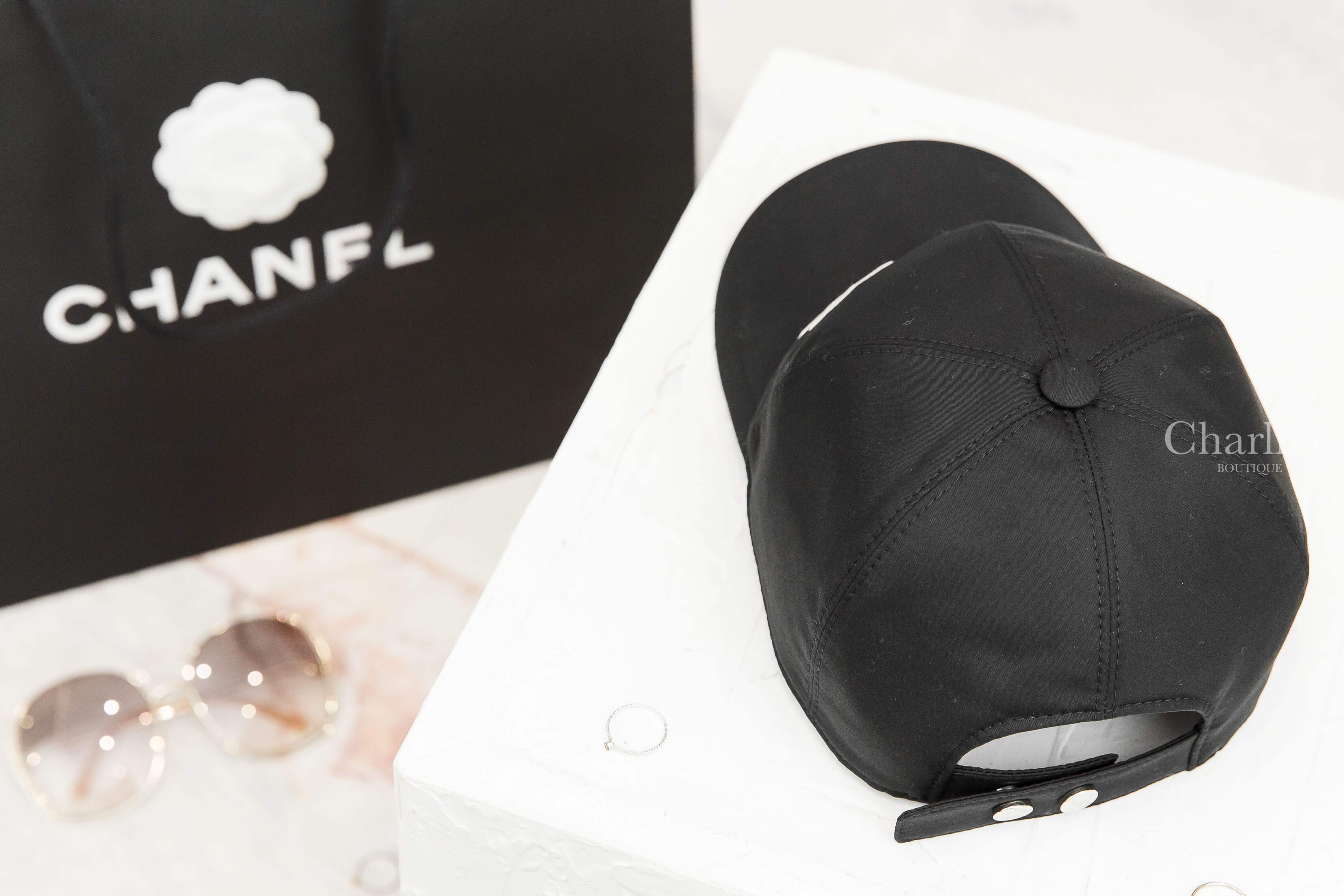 Chanel Baseball Cap 黑色刺繡白CC棉質棒球帽-Charline Boutique 精品代購