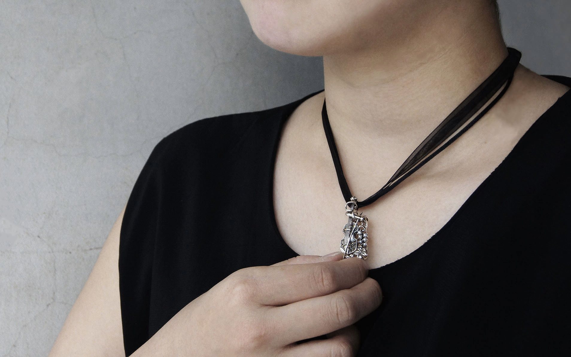 小提琴纏繞珍珠胸墜