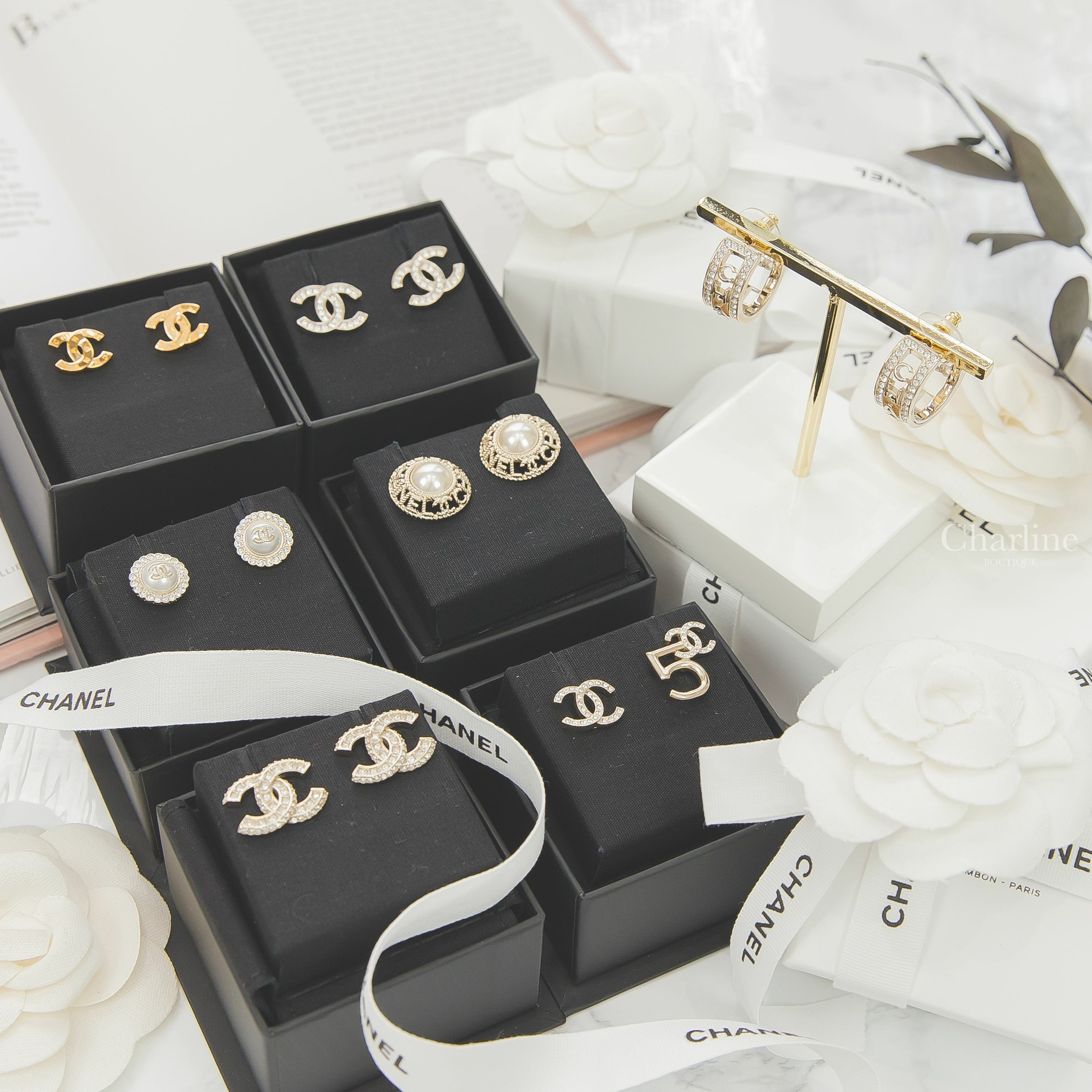 Chanel 金色方格CC水鑽耳環,金色水鑽簍空Chanel字樣圈圈耳環,金色水鑽CC/5號CC不對稱耳環 ,金色簍空珍珠圓型耳環,金色水鑽花瓣CC珍珠圓型耳環,金色水鑽CC耳環,金色篆刻字母CC耳環-Charline Boutique 精品代購