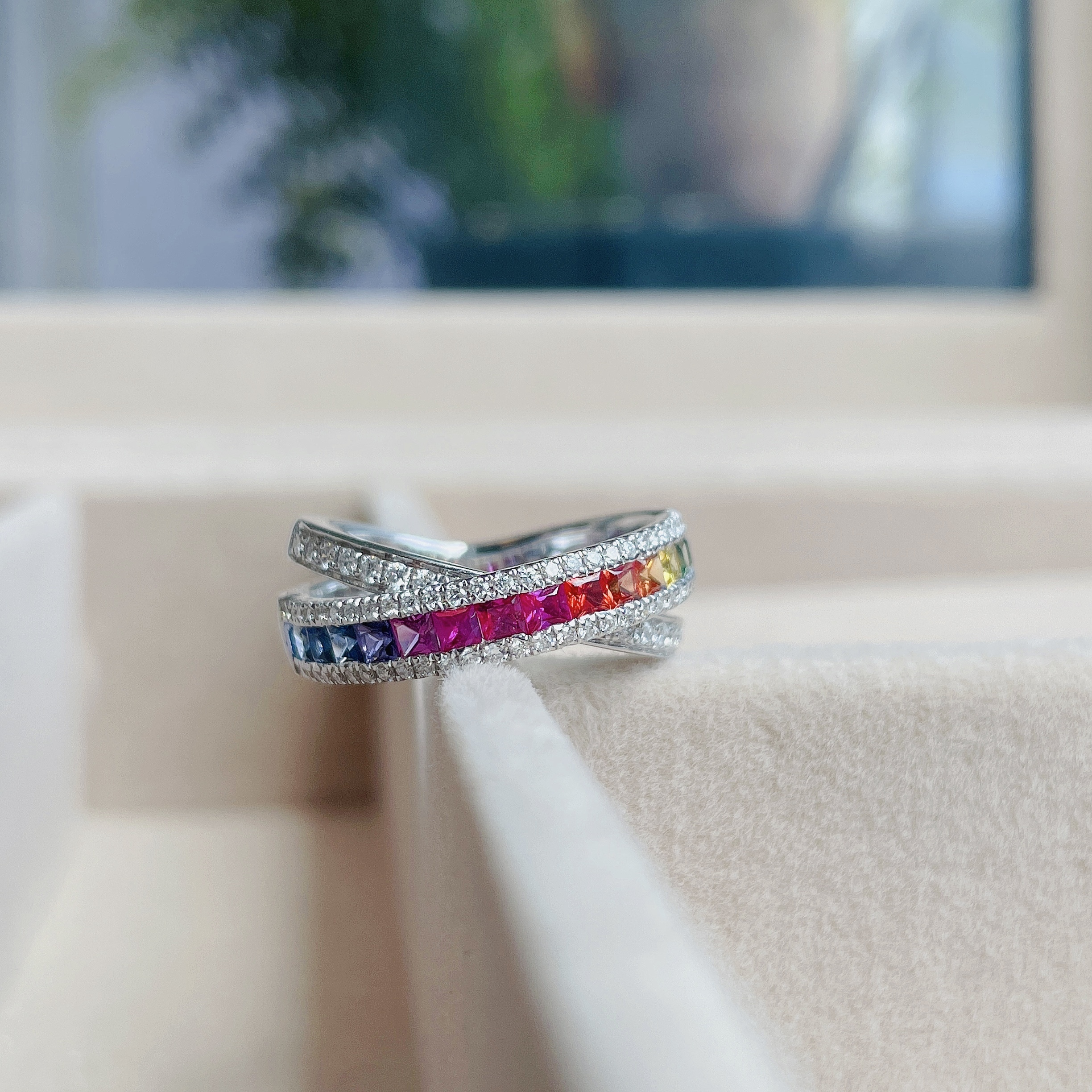 18K金彩虹藍寶石鑽石戒指 - 交叉款