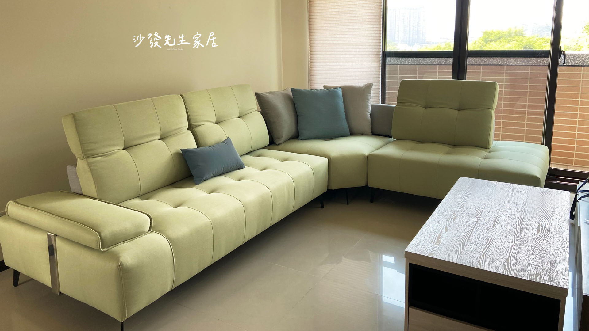 雙功能沙發為超寬敞L型沙發,椅背能夠前後移動15公分,展開更大的座位空間