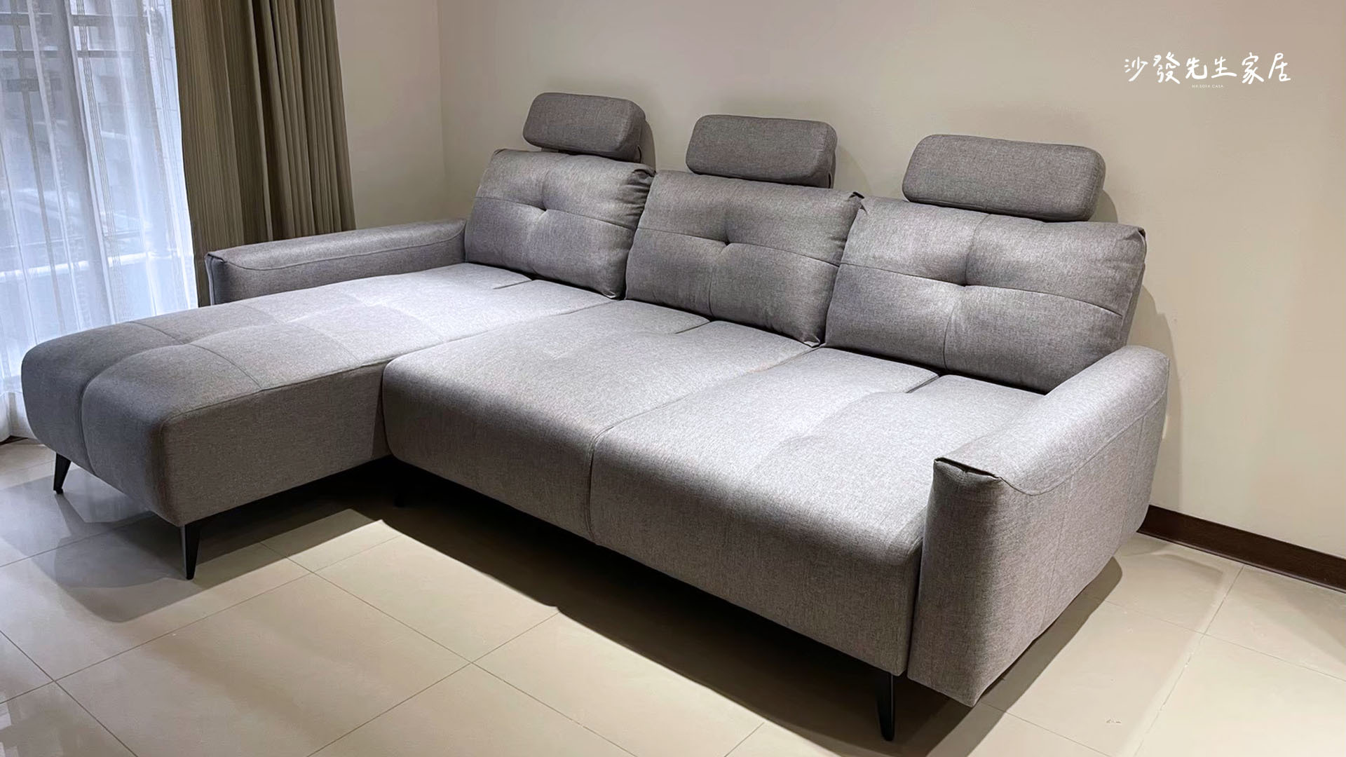 里昂沙發是一個寬敞的L型沙發，一體成形的貴妃椅設計