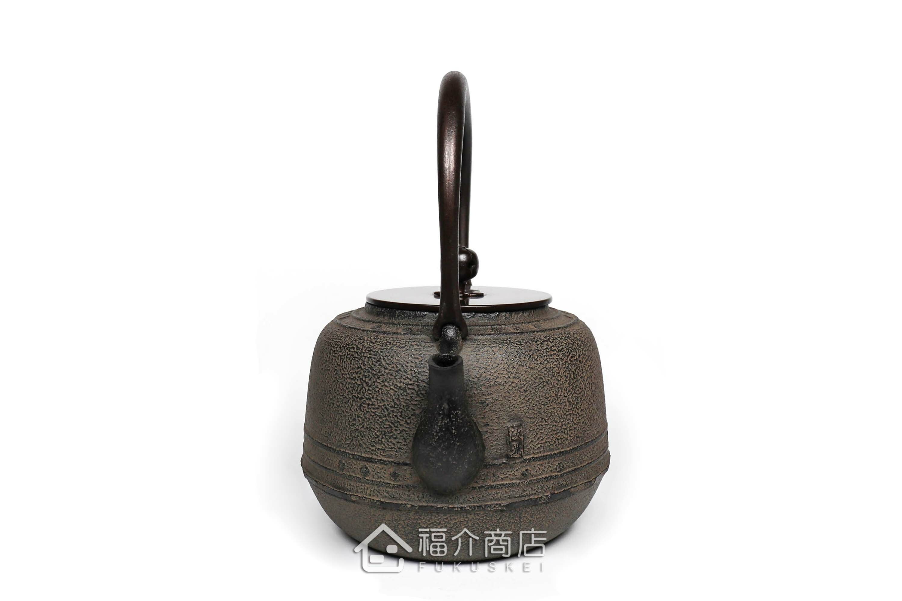 深咖啡色鐵壺的壺嘴旁有作者落款