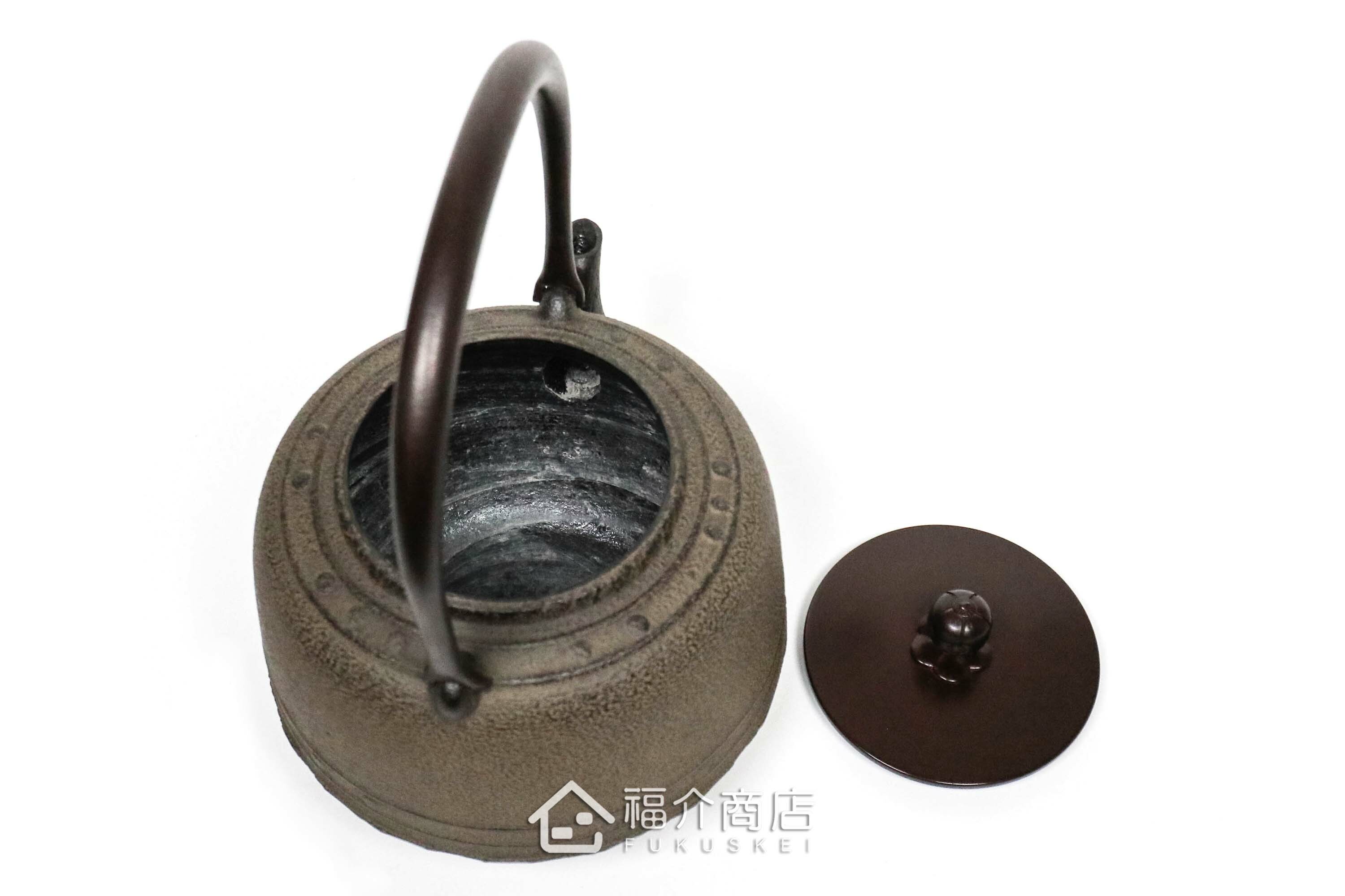 深咖啡色鐵壺打開壺蓋的內部