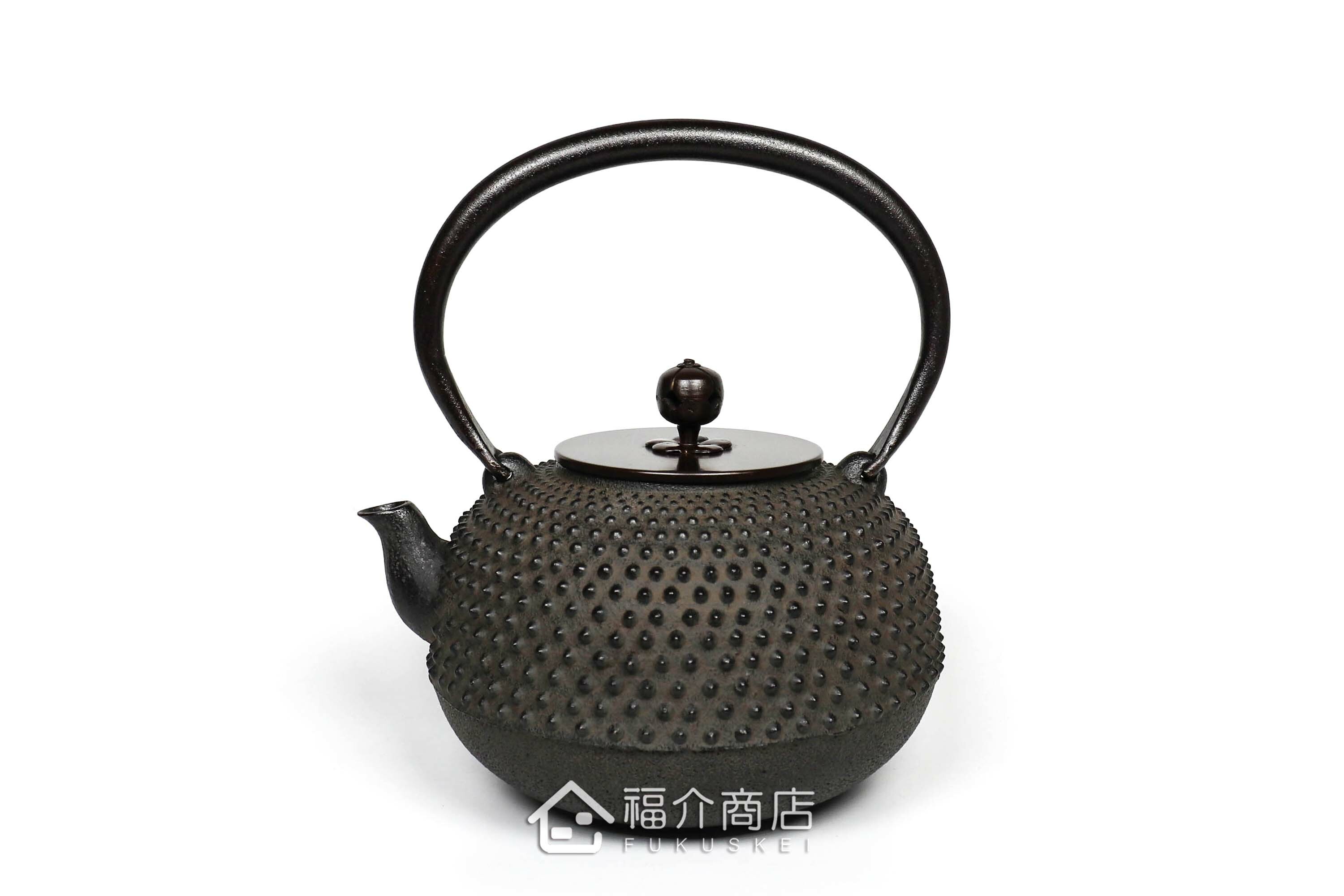 黑色鐵壺的壺身有尖錐狀突起的紋樣