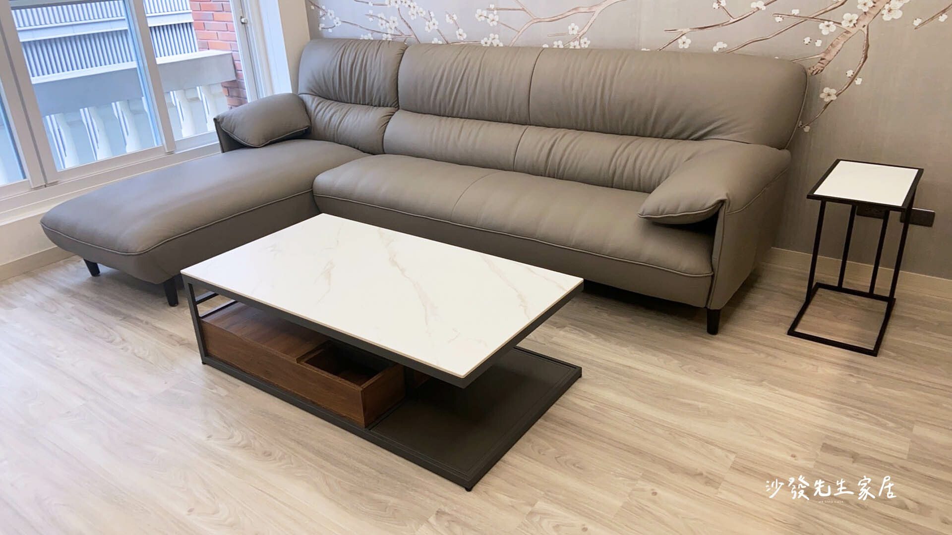 安東尼沙發外型經過特殊設計，椅背有自然的皺褶紋路，扶手的摺縫設計