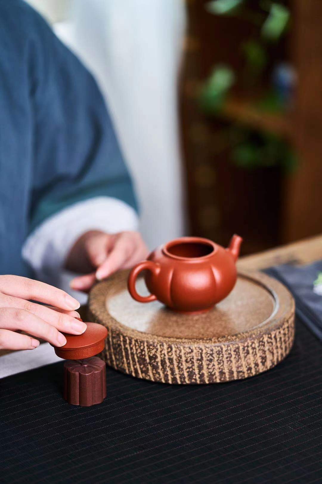 【筋紋宮燈】--此壺造型猶如一盞宮燈，器型優雅美觀！