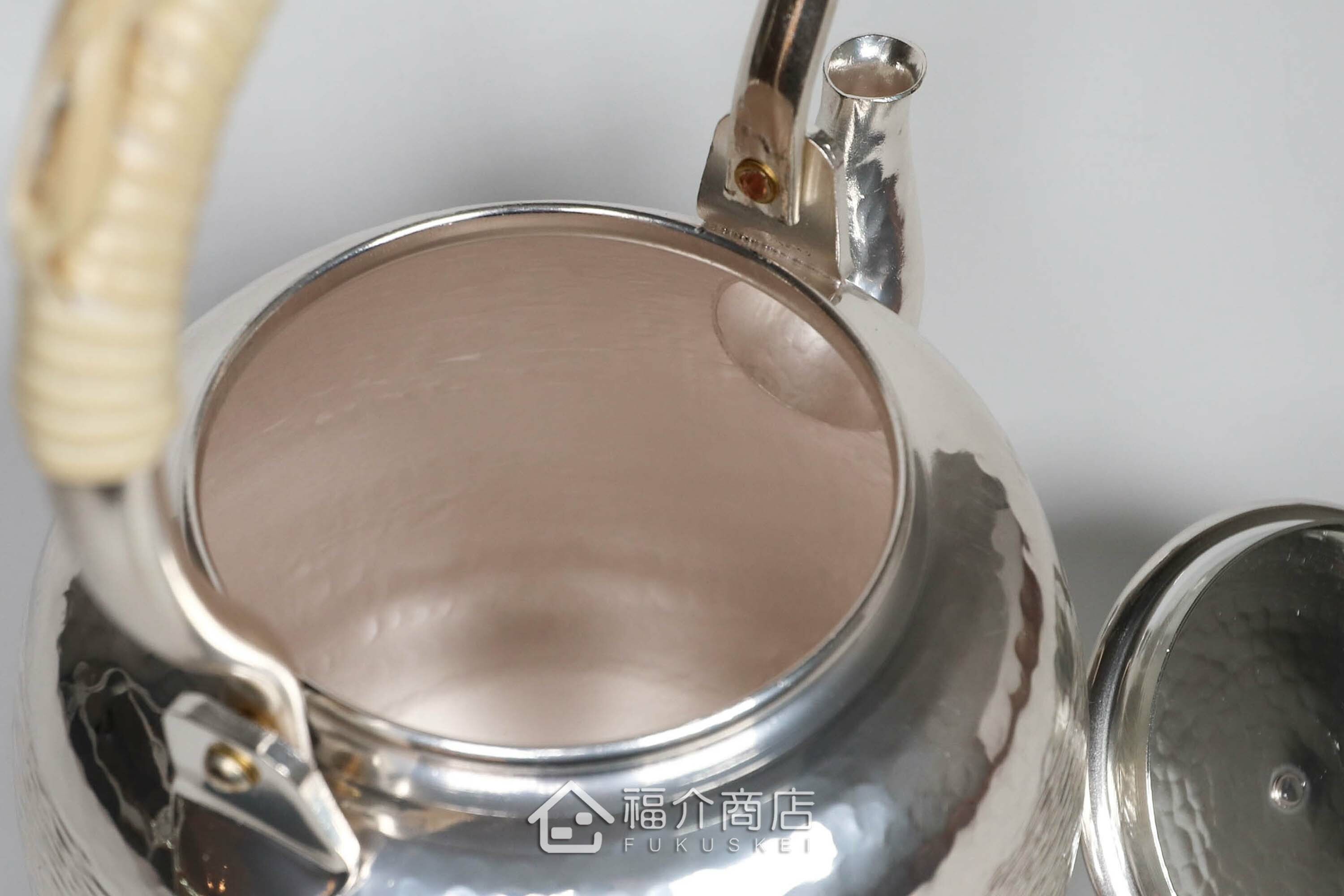 表面鍍銀的銅壺內部