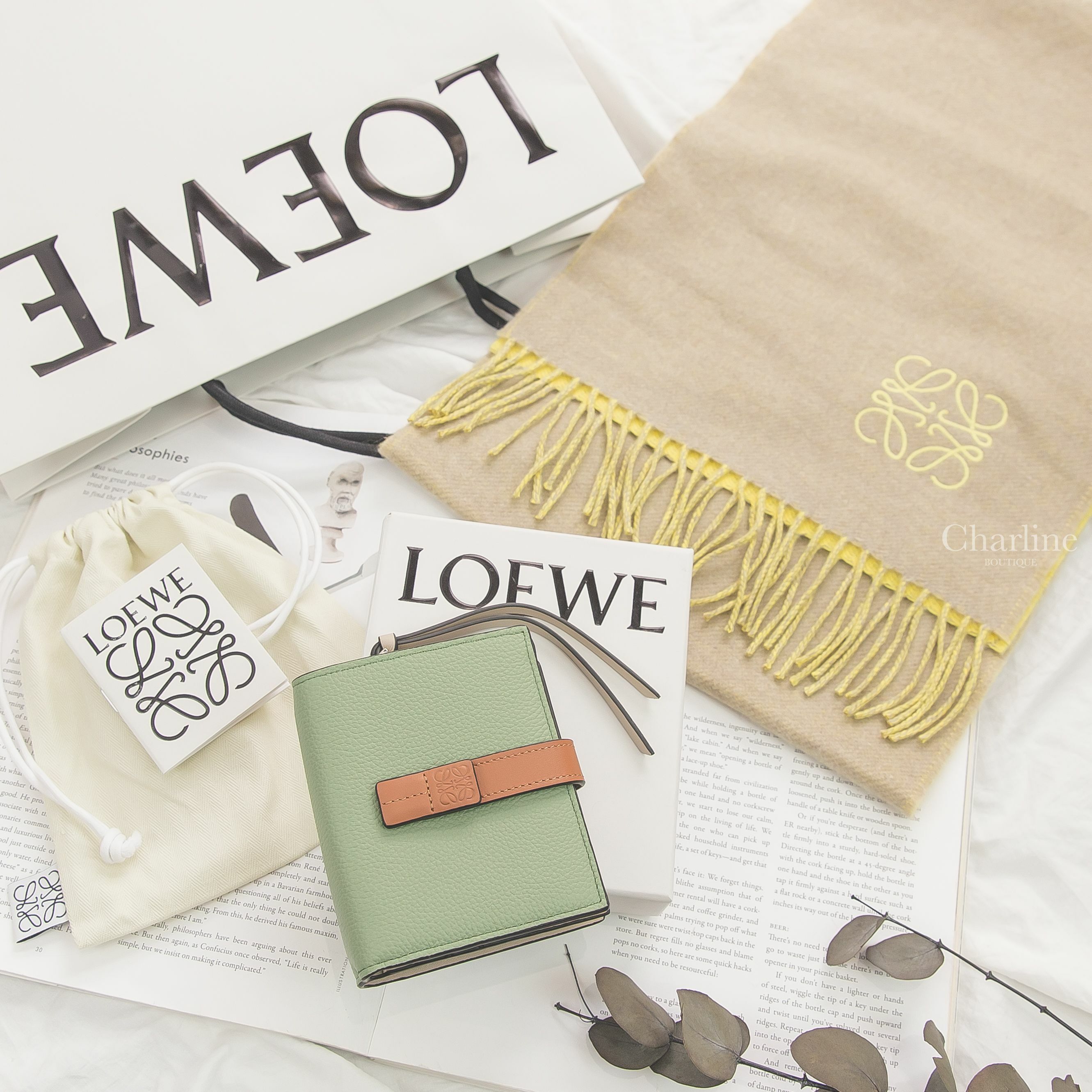 Loewe Compact Zip Wallet 迷迭香綠拼棕褐色小牛皮釦式拉鍊零錢短夾,Loewe Bicolour Scarf 黃色/淺褐色刺繡Logo雙面喀什米爾混羊毛流蘇圍巾-Charline Boutique 精品代購
