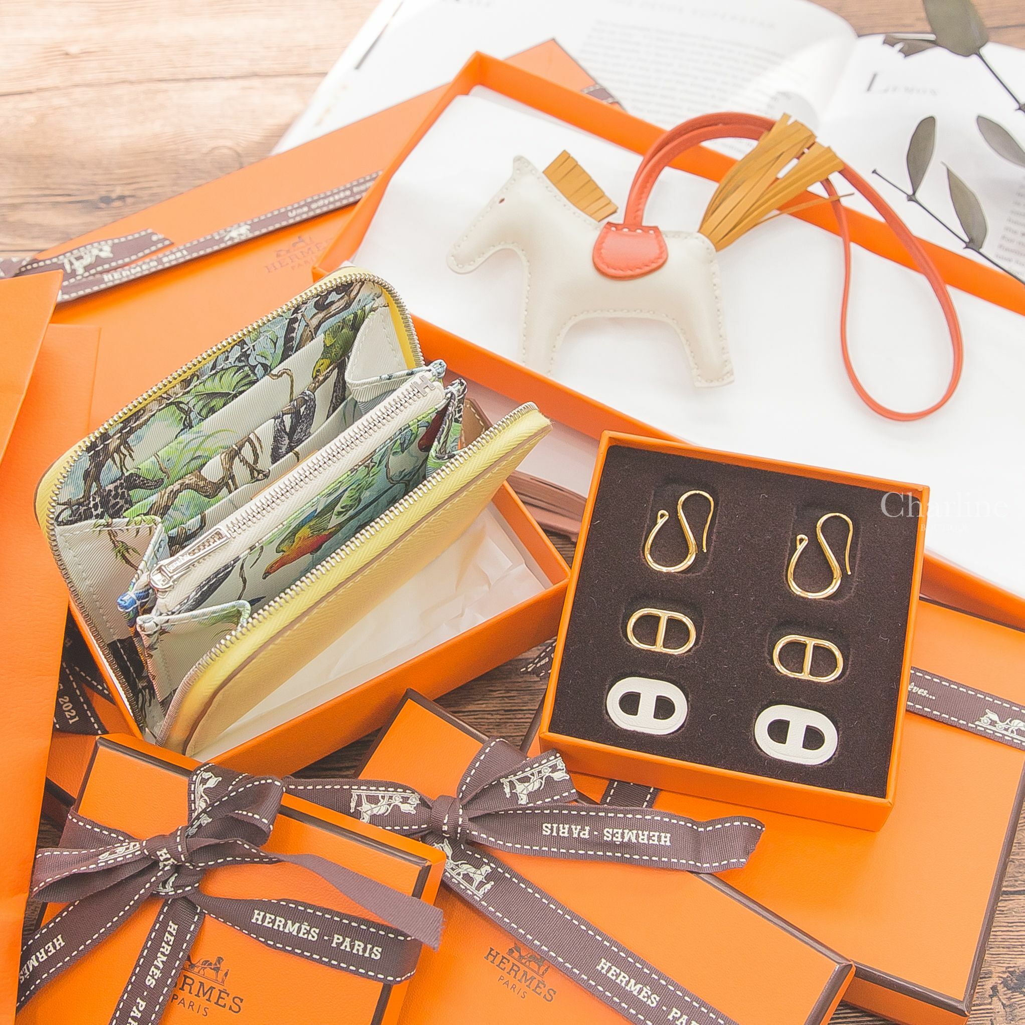 Hermès O'Maillon Earrings 奶油白牛皮金飾θ垂墜耳環,Hermès Silk' Wallet 1Z 小雞黃銀拉鍊絲巾短夾,Hermès Charm 奶昔白小型小馬吊飾-Charline Boutique 精品代購