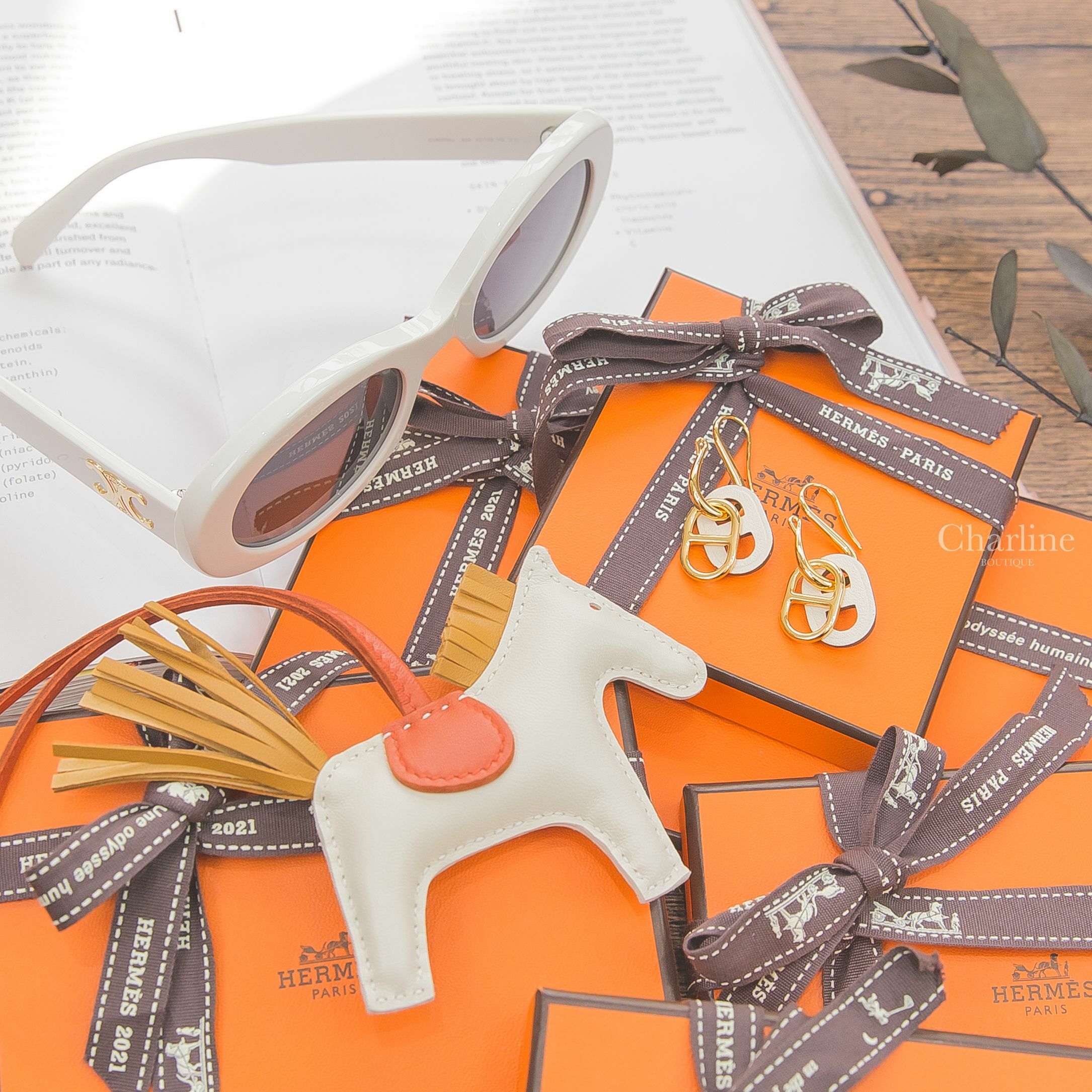 Hermès O'Maillon Earrings 奶油白牛皮金飾θ三件組垂墜耳環,Hermès Charm 奶昔白小型小馬吊飾,Celine Sunglasses 白色橢圓框側邊金色凱旋門太陽眼鏡-Charline Boutique 精品代購