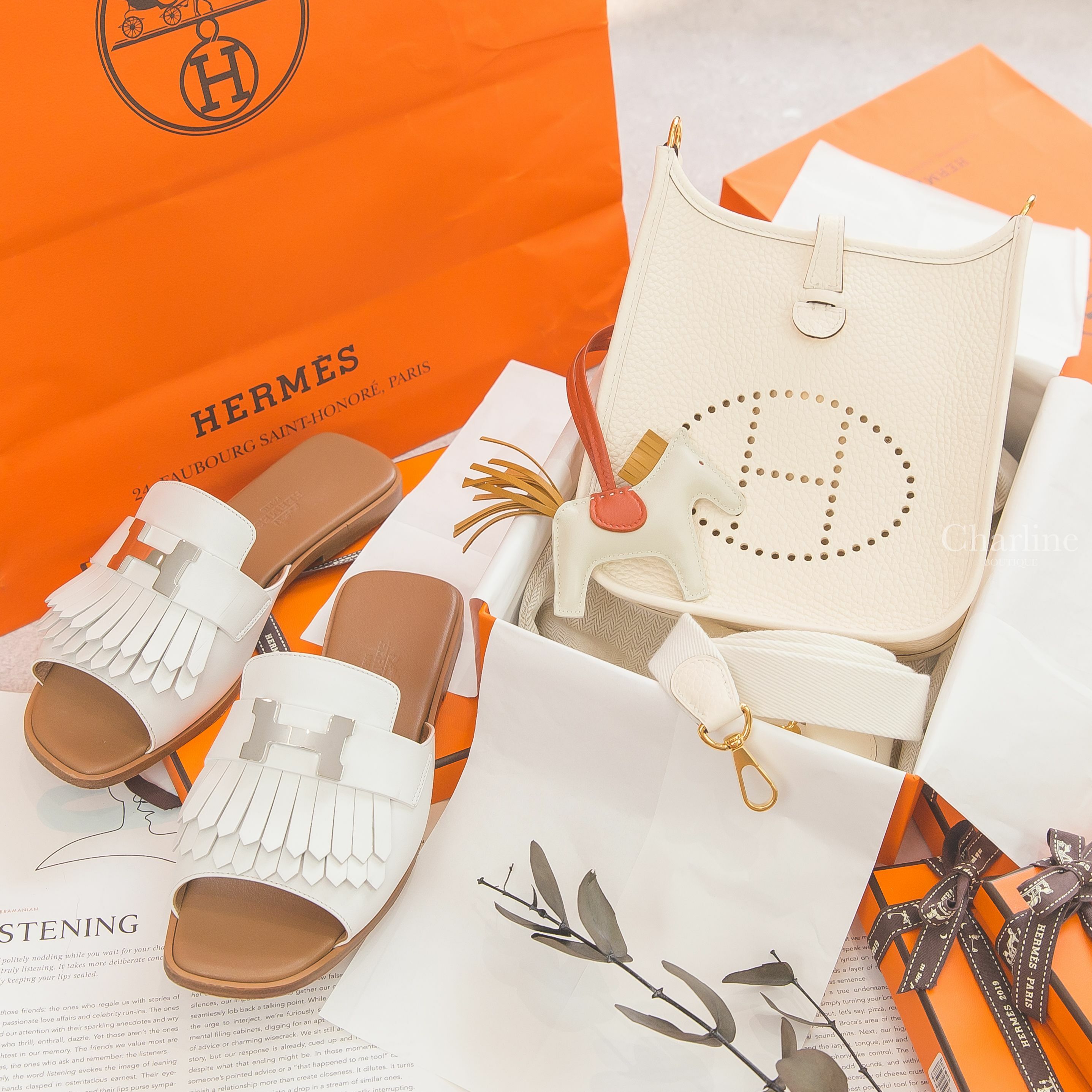 Hermès Evelyne I2 奶油白金釦白色背帶簍空洞洞肩背包,Hermès Horse Charm 奶昔白小型小馬吊飾,Hermès Auteuil Sandal 白色銀釦H流蘇小牛皮平底拖鞋-Charline Boutique 精品代購