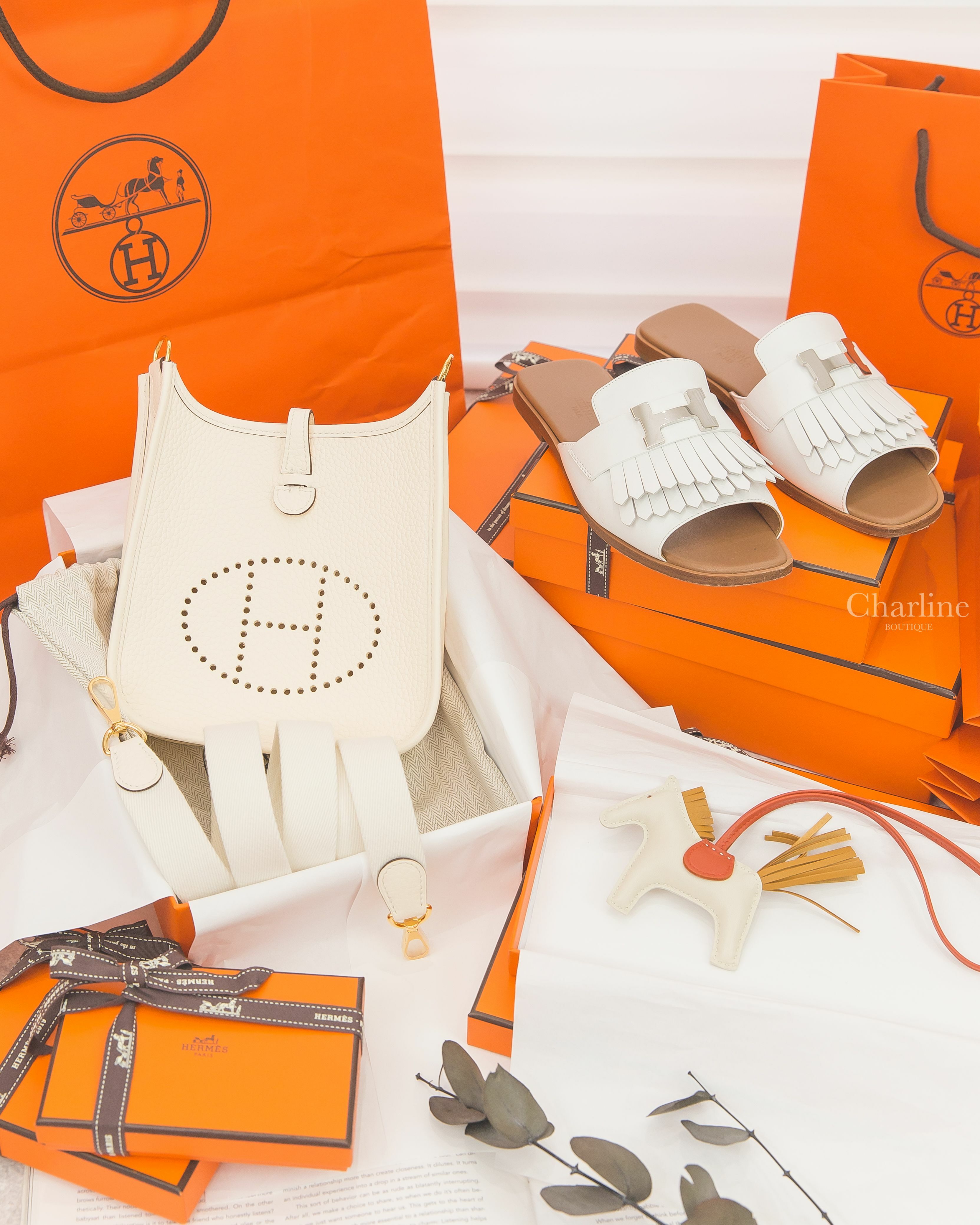 Hermès Evelyne I2 奶油白金釦白色背帶簍空洞洞肩背包,Hermès Horse Charm 奶昔白小型小馬吊飾,Hermès Auteuil Sandal 白色銀釦H流蘇小牛皮平底拖鞋-Charline Boutique 精品代購