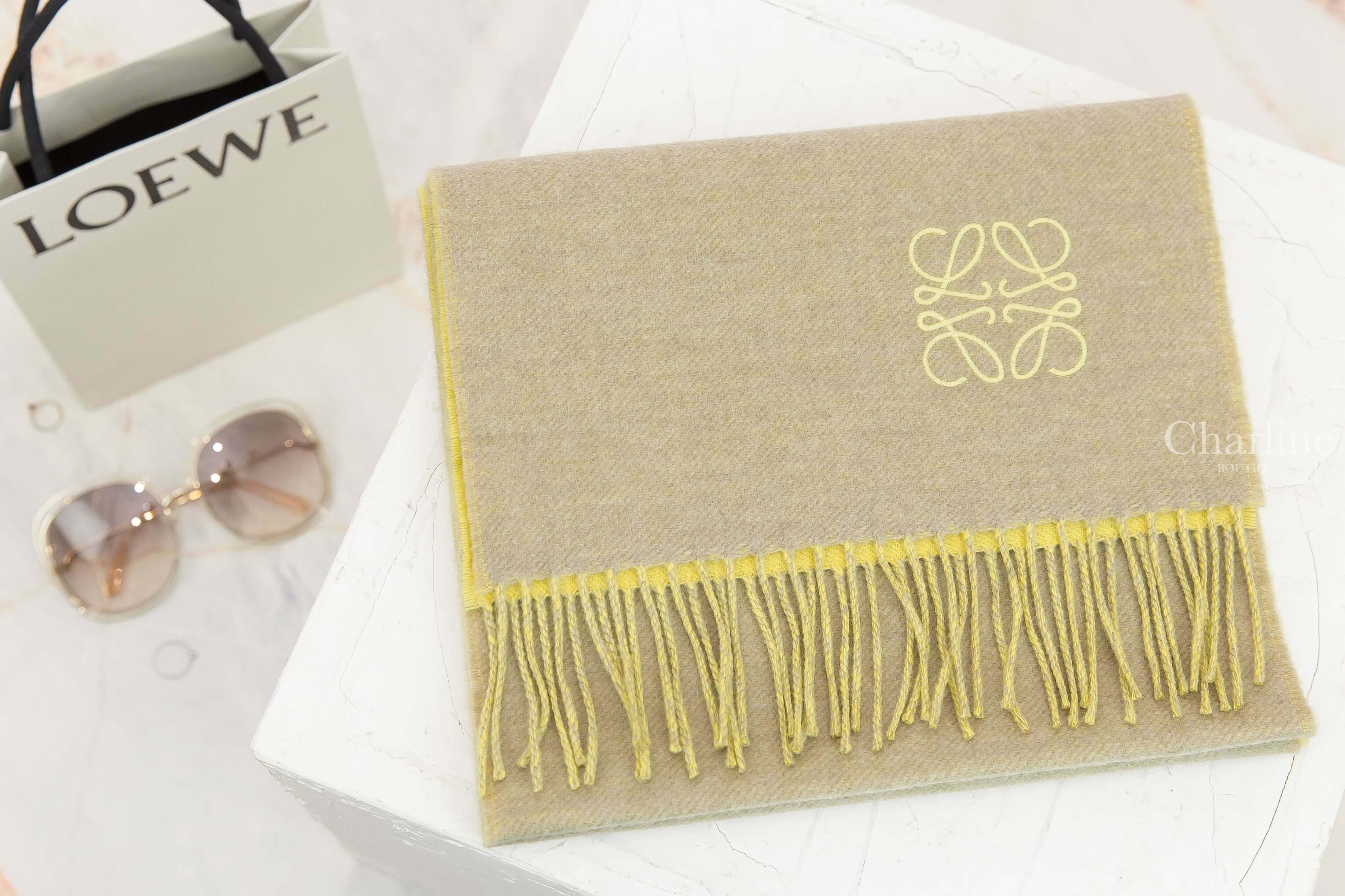 Loewe Bicolour Scarf In Wool And Cashmere 黃色/淺褐色刺繡Logo雙面喀什米爾混羊毛流蘇圍巾-Charline Boutique 精品代購