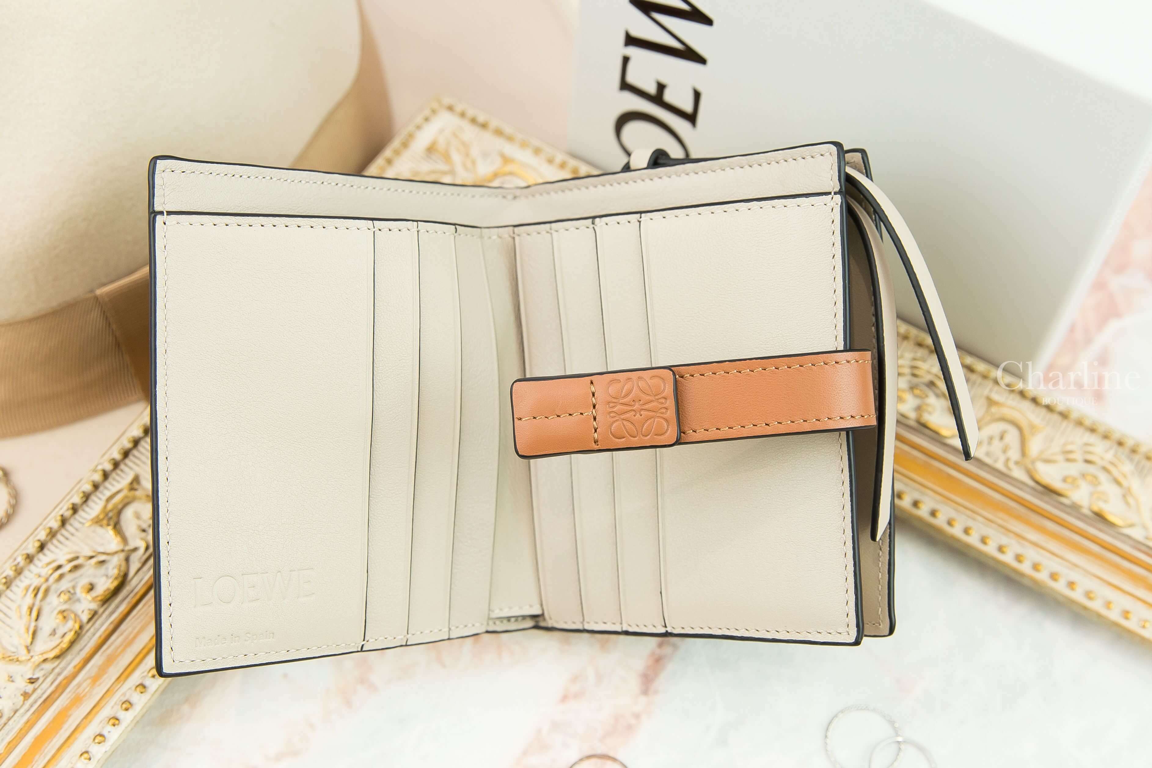 Loewe Compact Zip Wallet In Soft Grained Calfskin 迷迭香綠拼棕褐色小牛皮釦式拉鍊零錢短夾-Charline Boutique 精品代購