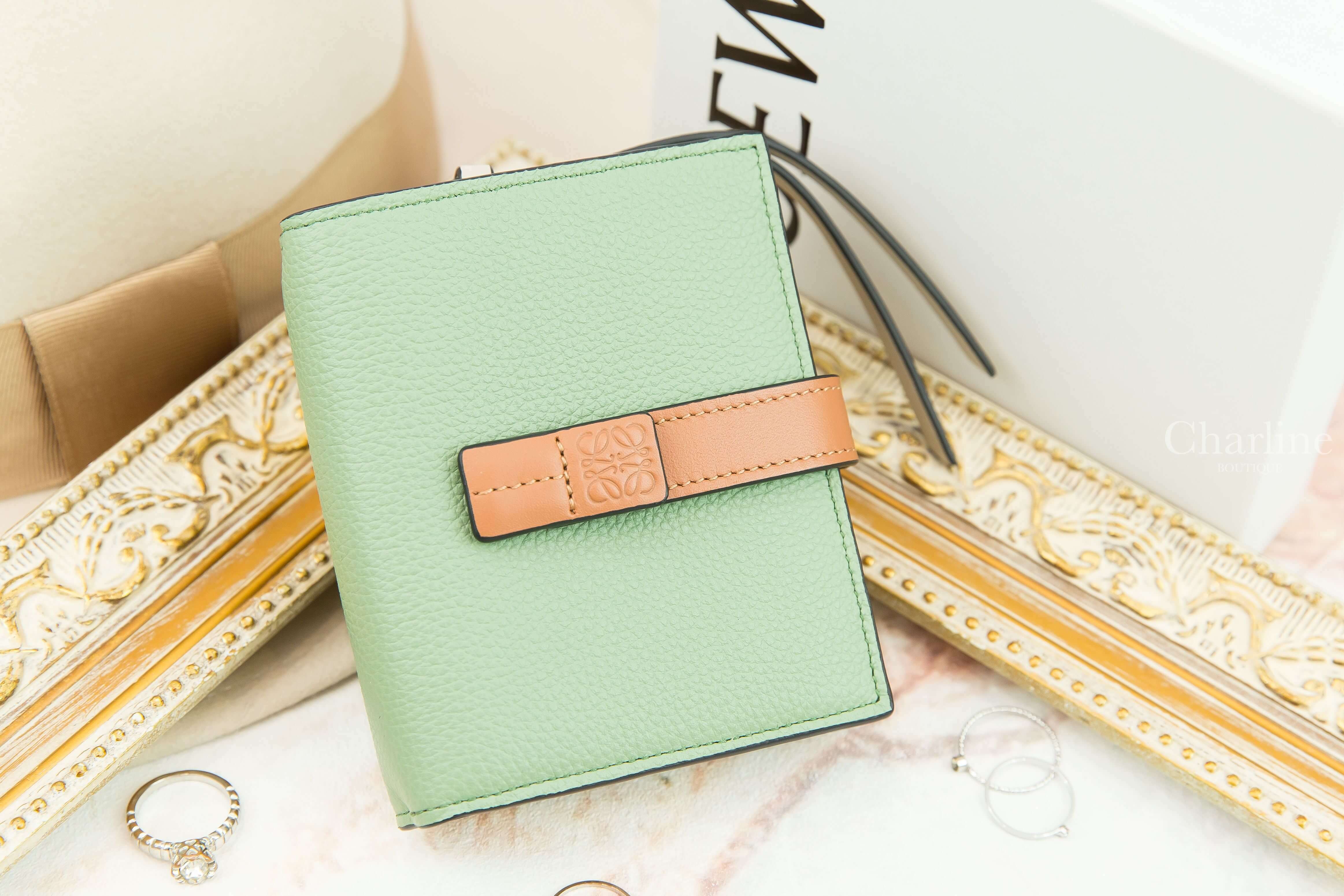 Loewe Compact Zip Wallet In Soft Grained Calfskin 迷迭香綠拼棕褐色小牛皮釦式拉鍊零錢短夾-Charline Boutique 精品代購