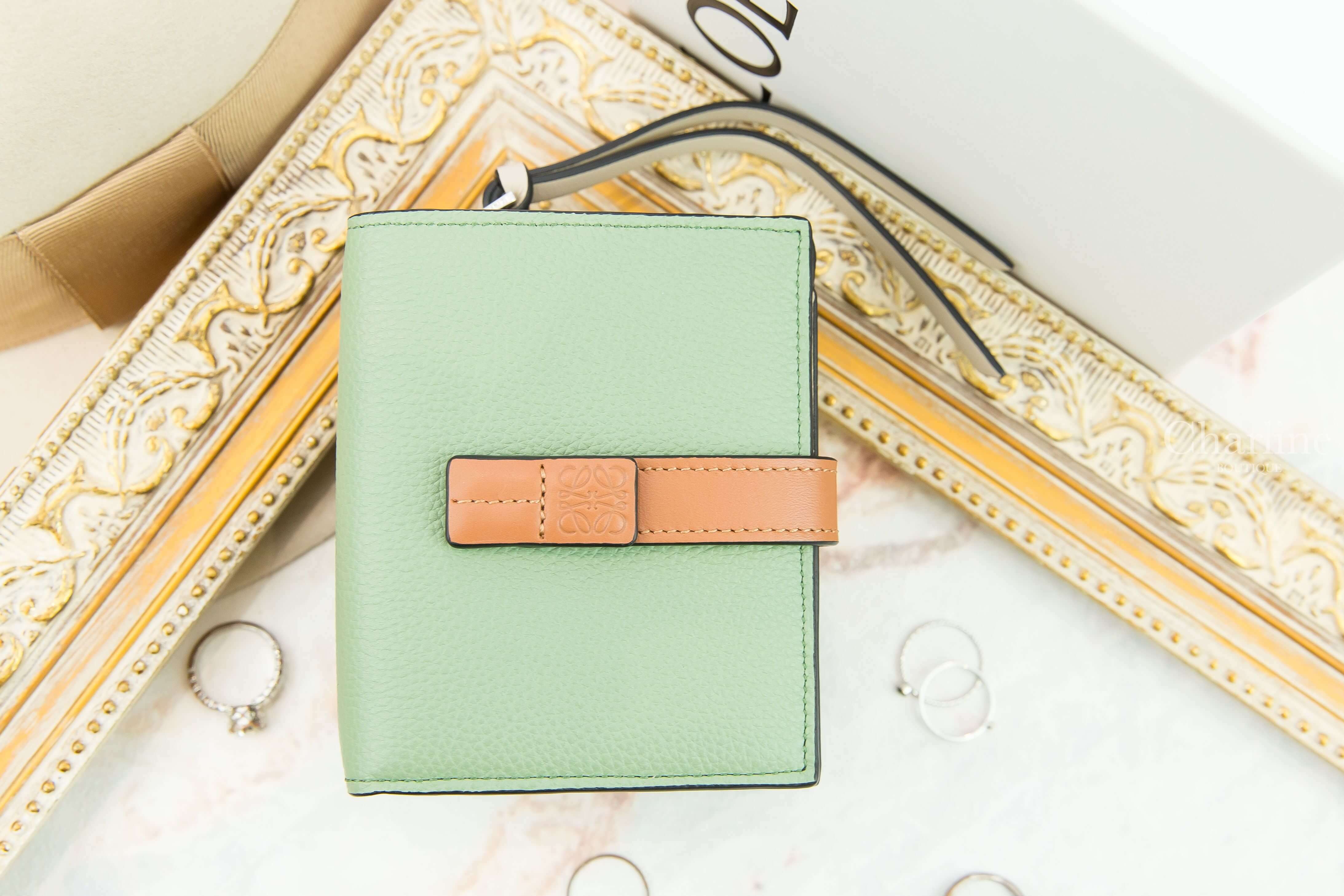 Loewe Compact Zip Wallet In Soft Grained Calfskin 迷迭香綠拼棕褐色小牛皮釦式拉鍊零錢短夾-Charline Boutique 精品代購