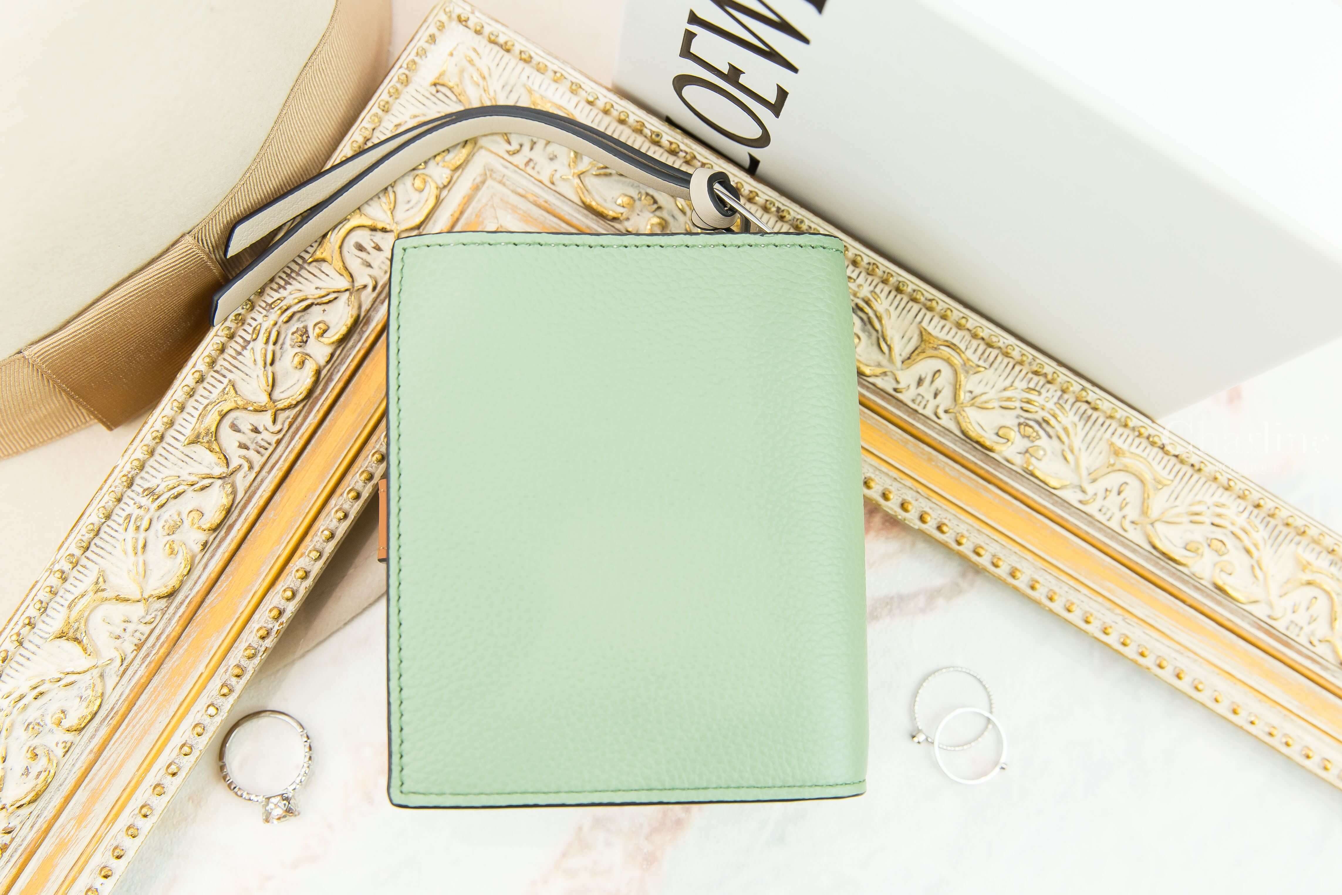 Loewe Compact Zip Wallet In Soft Grained Calfskin 迷迭香綠拼棕褐色小牛皮釦式拉鍊零錢短夾-Charline Boutique 精品代購