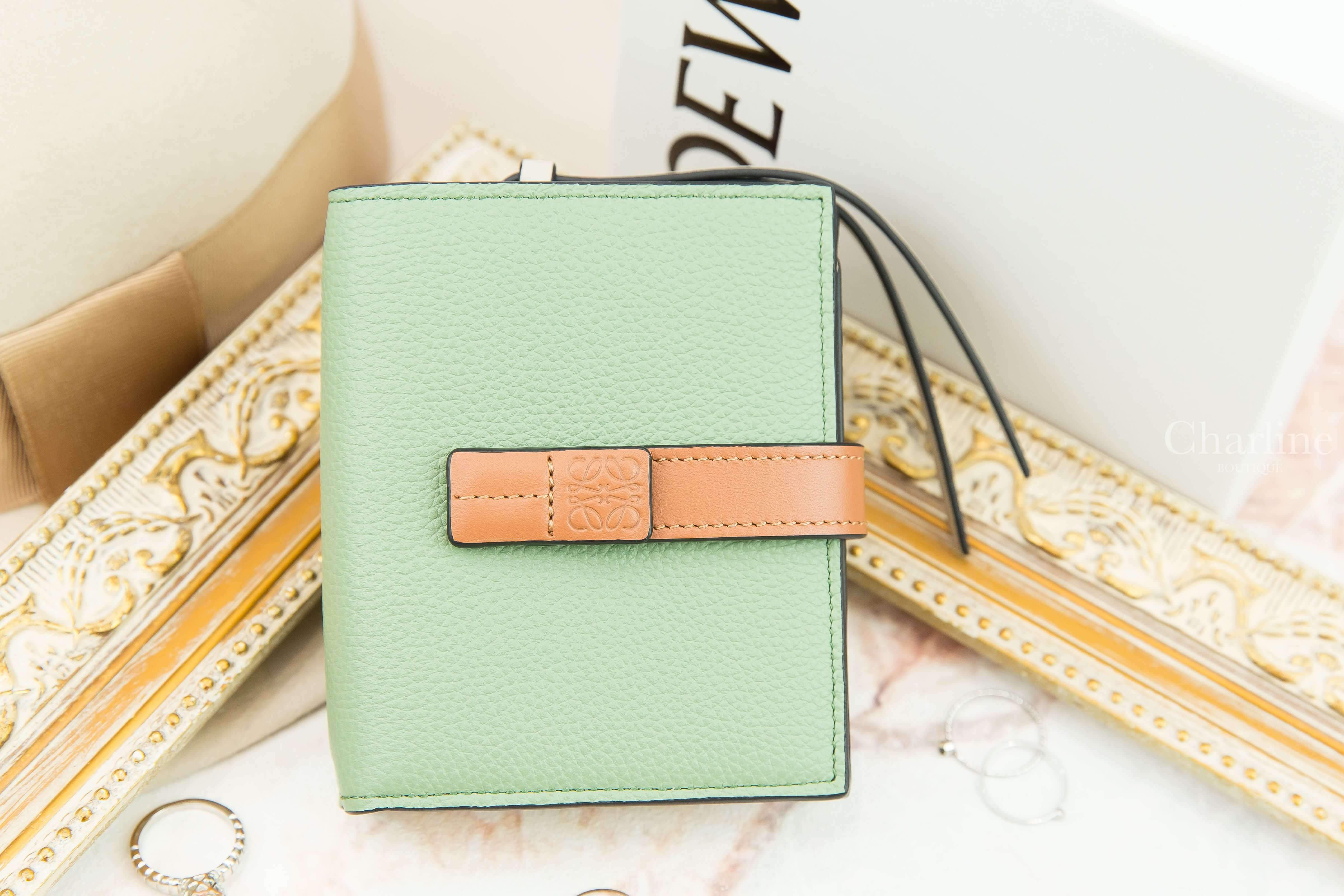 Loewe Compact Zip Wallet In Soft Grained Calfskin 迷迭香綠拼棕褐色小牛皮釦式拉鍊零錢短夾-Charline Boutique 精品代購