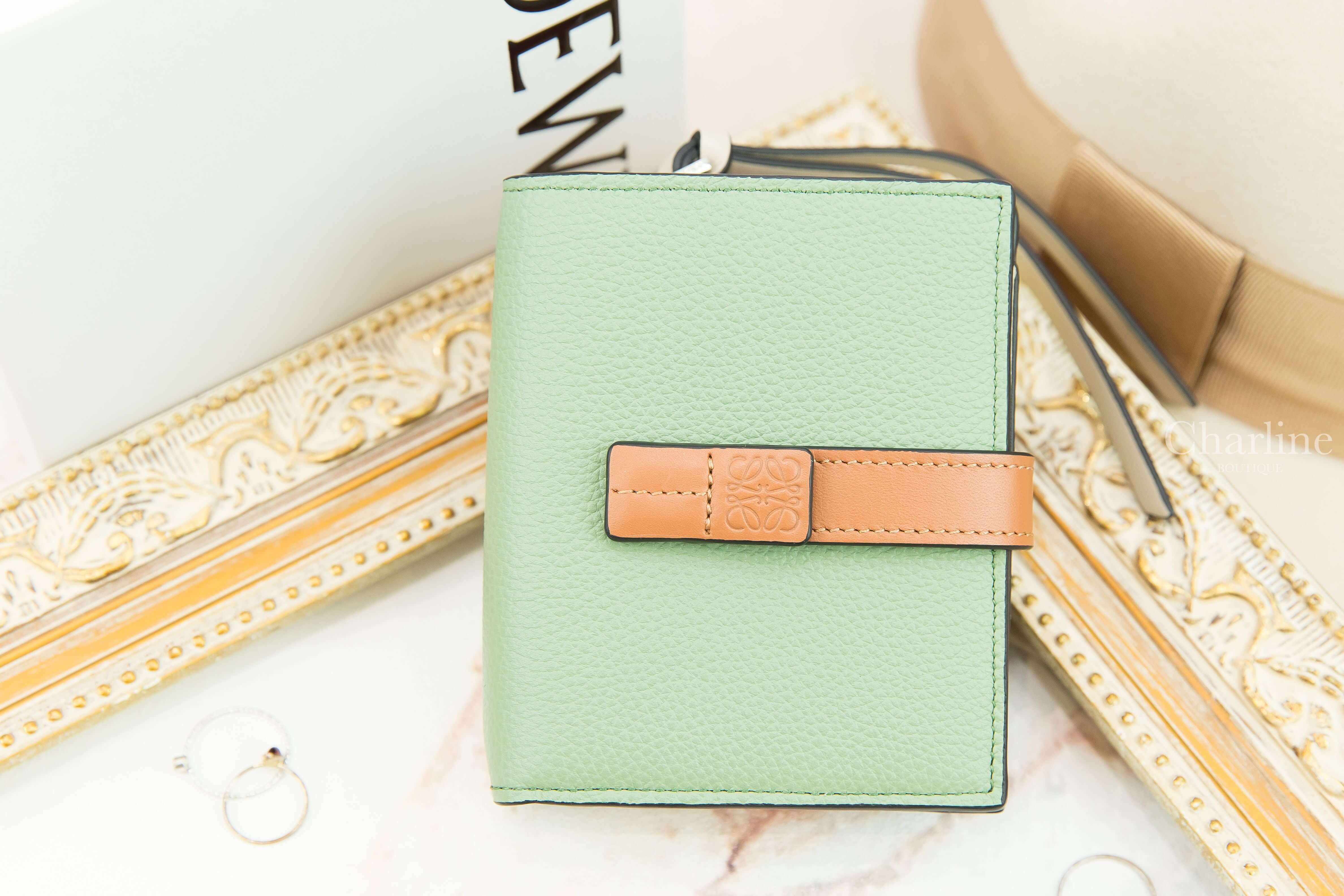 Loewe Compact Zip Wallet In Soft Grained Calfskin 迷迭香綠拼棕褐色小牛皮釦式拉鍊零錢短夾-Charline Boutique 精品代購