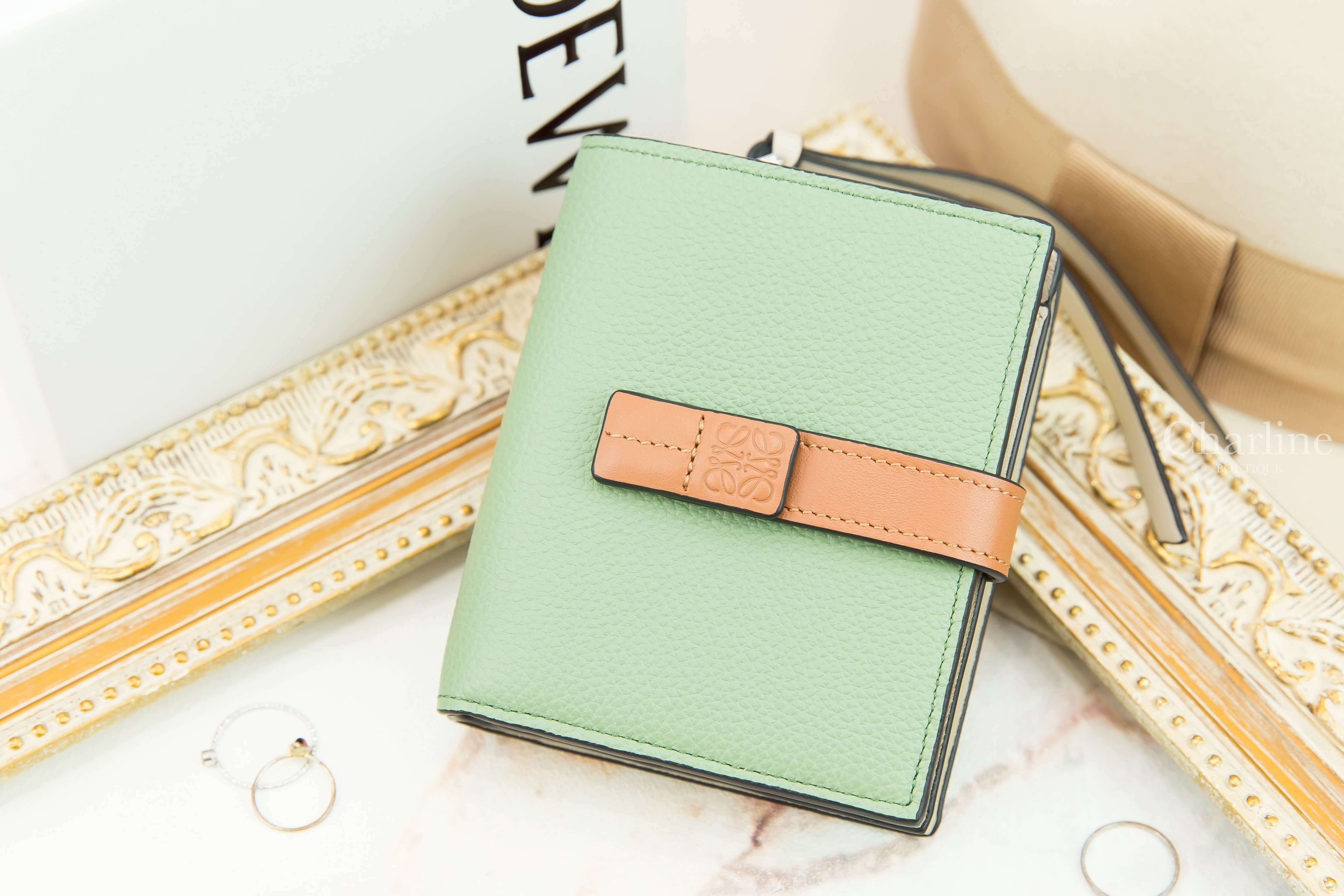 Loewe Compact Zip Wallet In Soft Grained Calfskin 迷迭香綠拼棕褐色小牛皮釦式拉鍊零錢短夾-Charline Boutique 精品代購