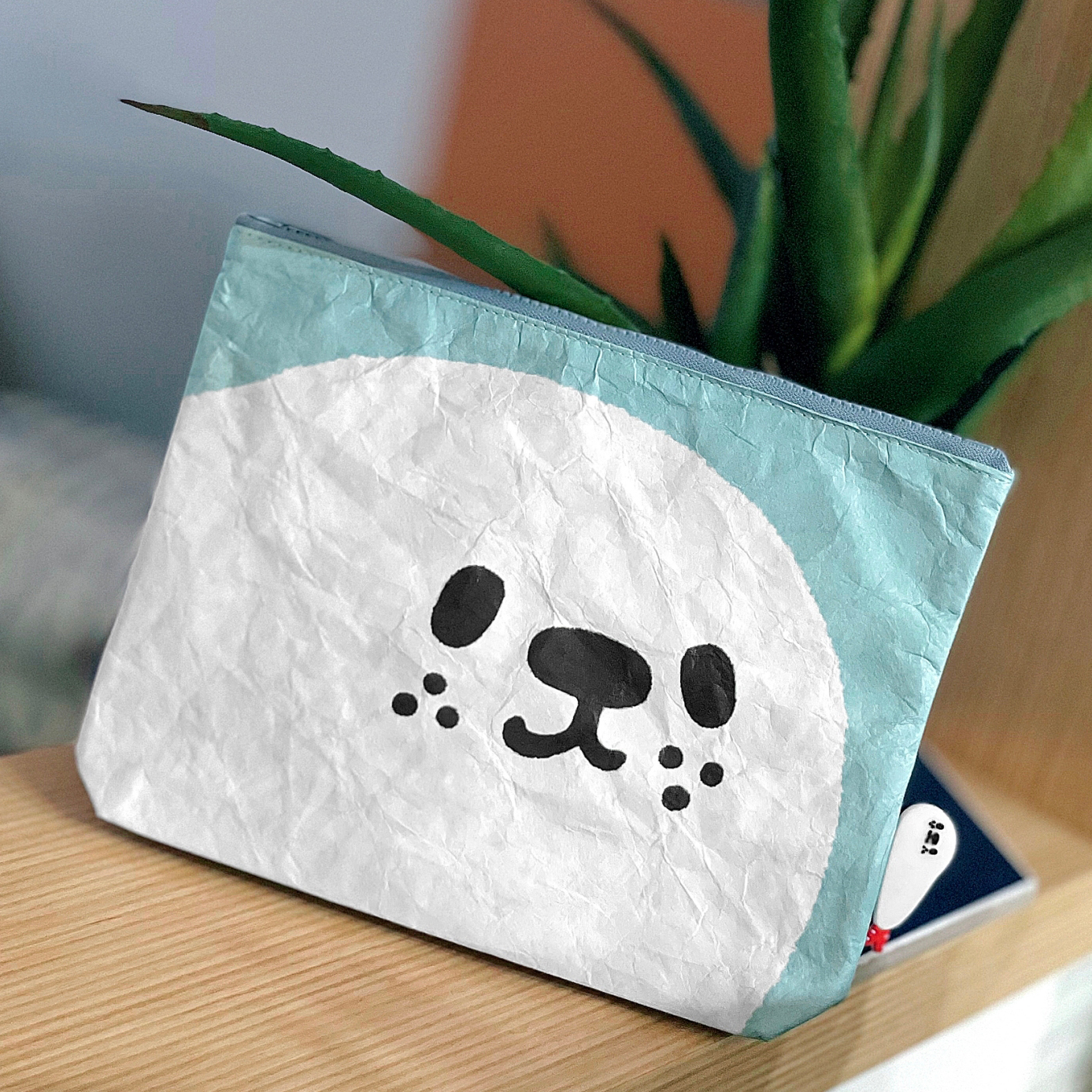 【墨墨頭 x 慢慢挑-海豹米粒子-泰維克萬用袋】 （商品皺摺為材質特性）MoreMoreToe