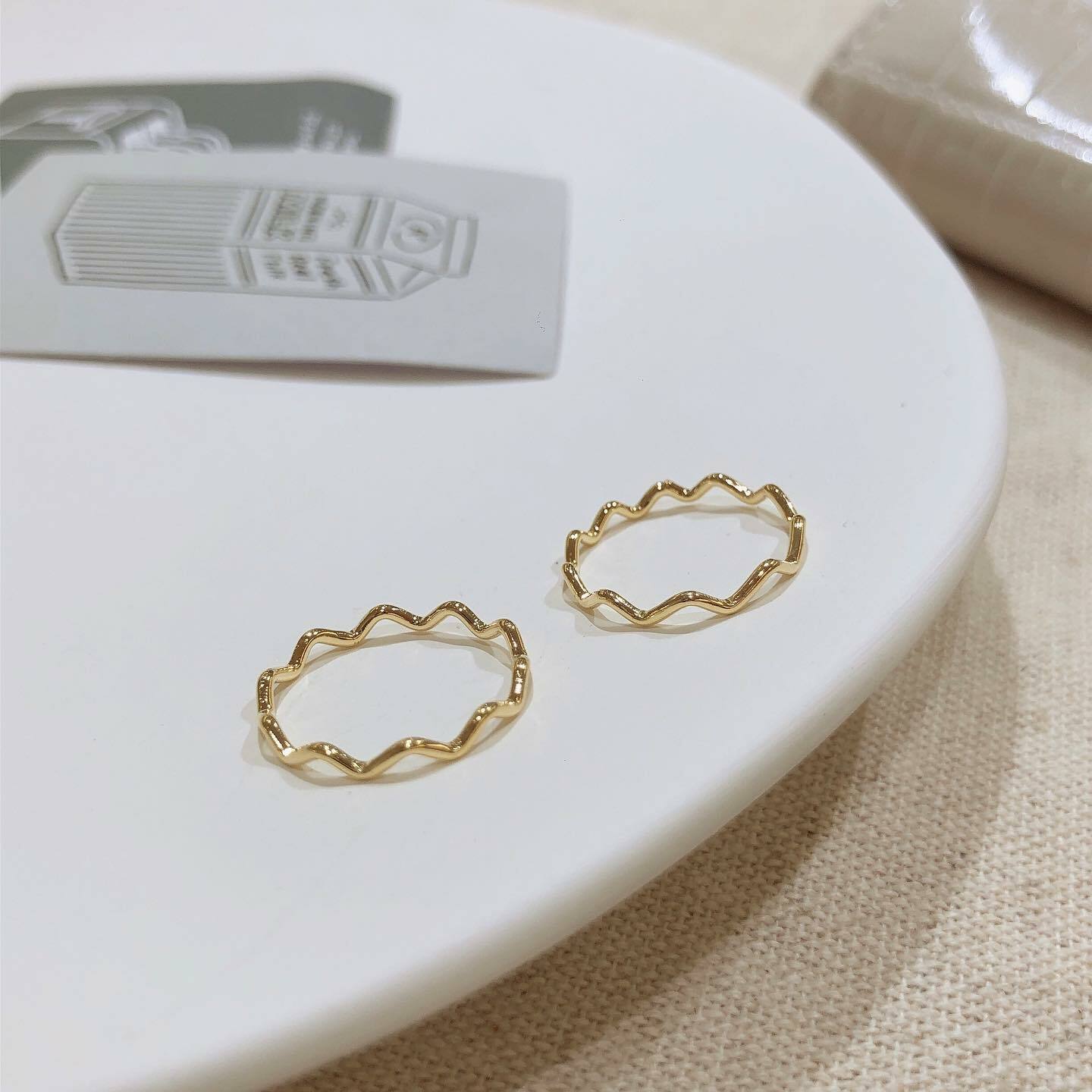 韓國波浪造型細尾戒。兩色