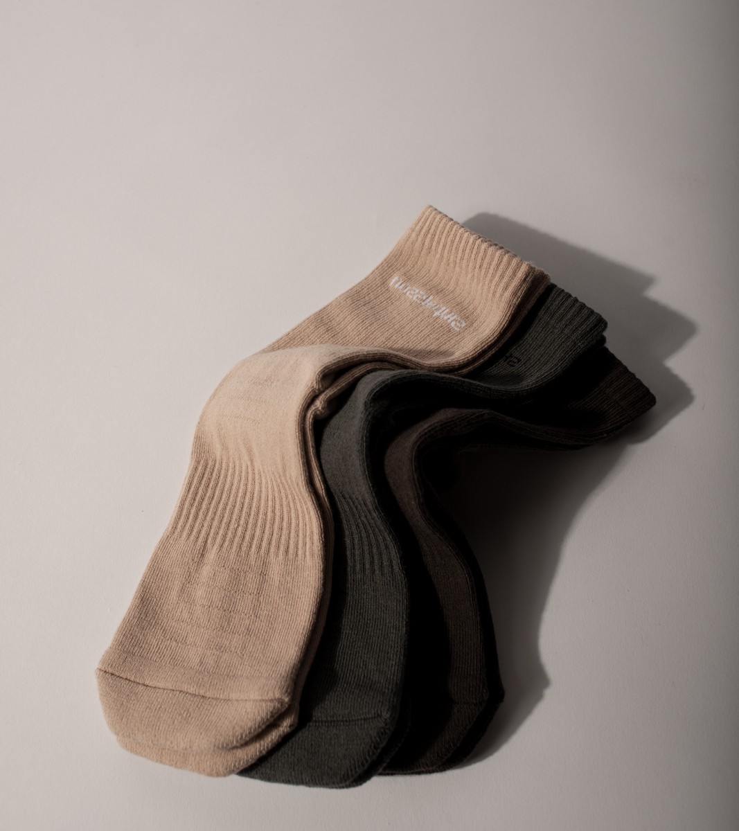 台灣設計配件品牌nozzle quiz 2021推出Essential系列新色秋冬組｜輕盈 素色 基本款 襪子