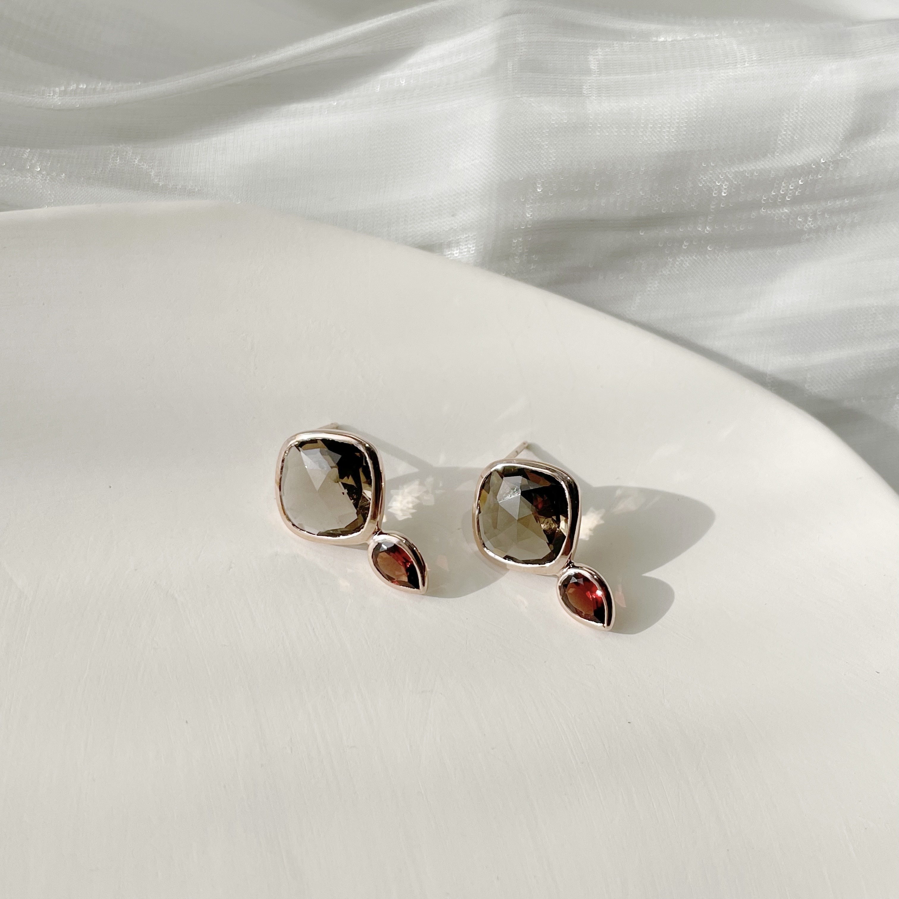 Lego大圓角菱形茶晶石榴耳環