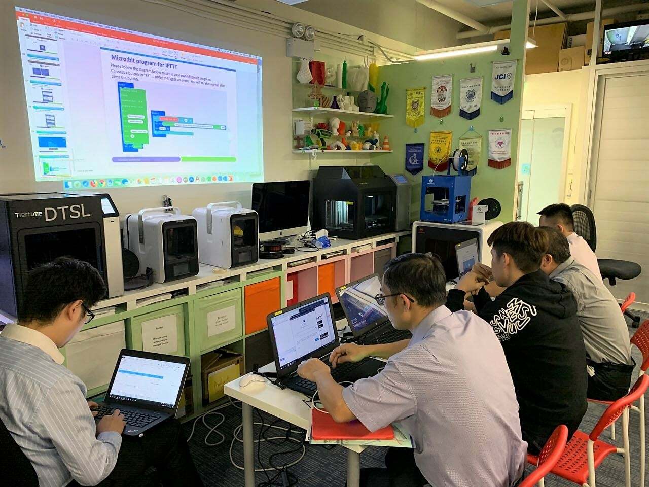 DTSL 除了會派專業導師到校教班外，也致力舉辦不少針對老師需要的培訓活動。