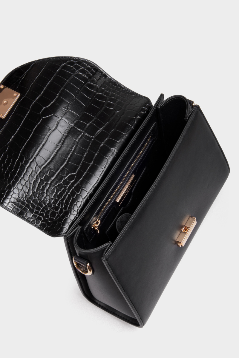 這款整體採用往下延伸的梯形美感  搭配撞材質拼接的設計