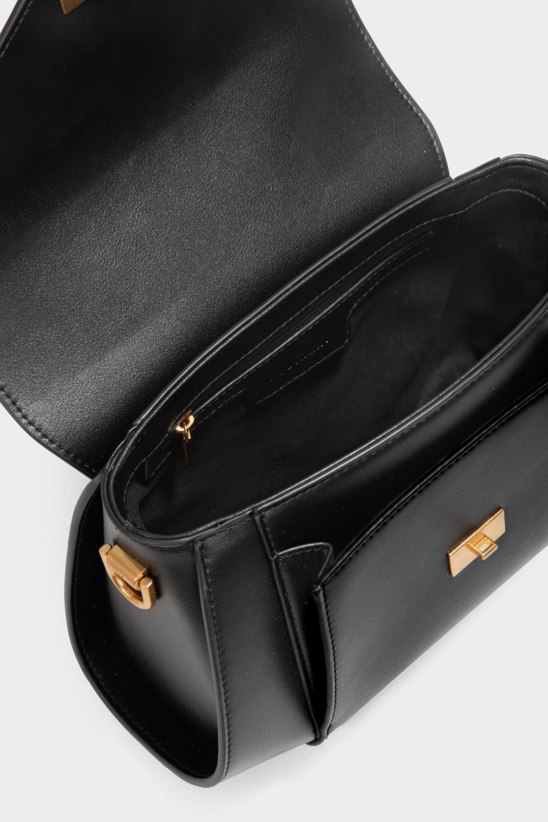 背法上就有三種呈現  『 鐵鍊帶手提、單皮革背法、皮鍊串接背法 』