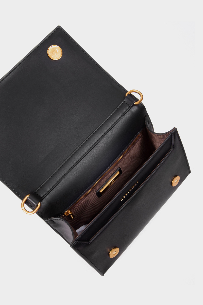 收納方面則採用簡易的空間為主  女孩們的必備長夾也可以輕鬆置入