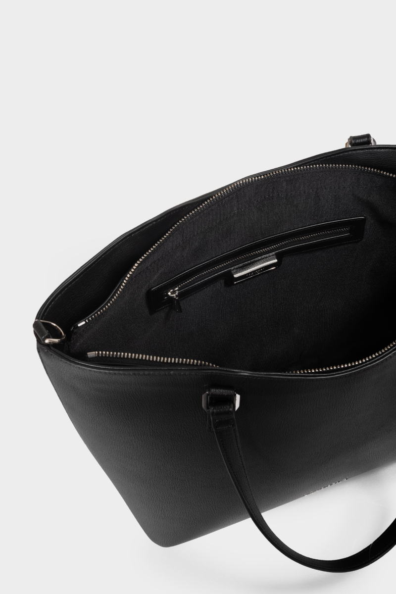 主隔層搭配簡易型的暗袋收納  整體高度可放置 A4 尺寸