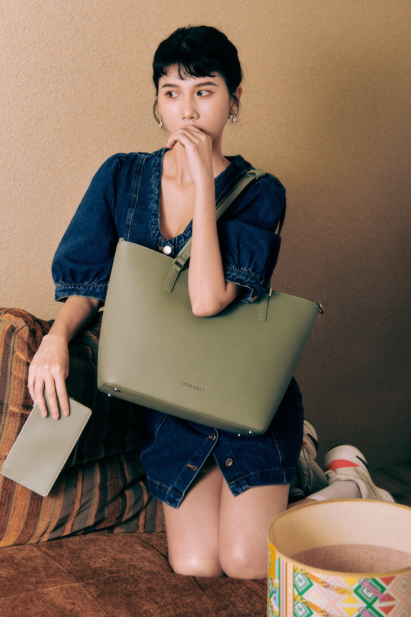 霧霾綠不像軍綠那樣英氣剛烈  反而多了份柔情似水